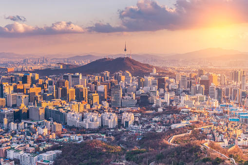 Blick auf die Skyline von Seoul. Im Hintergrund der Namsan (Südberg).