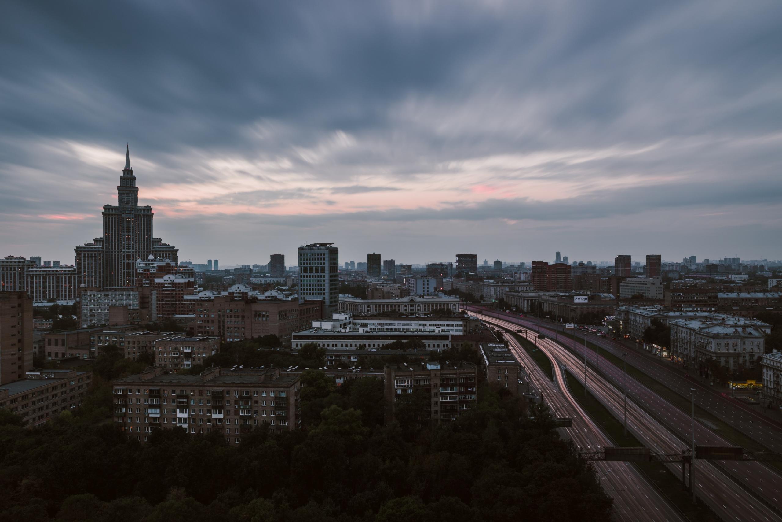 Die Moskauer Skyline ist auch bei Dämmerung wunderschön. Aus dem richtigen Hotel in Russland ergeben sich häufig solche Anblicke!