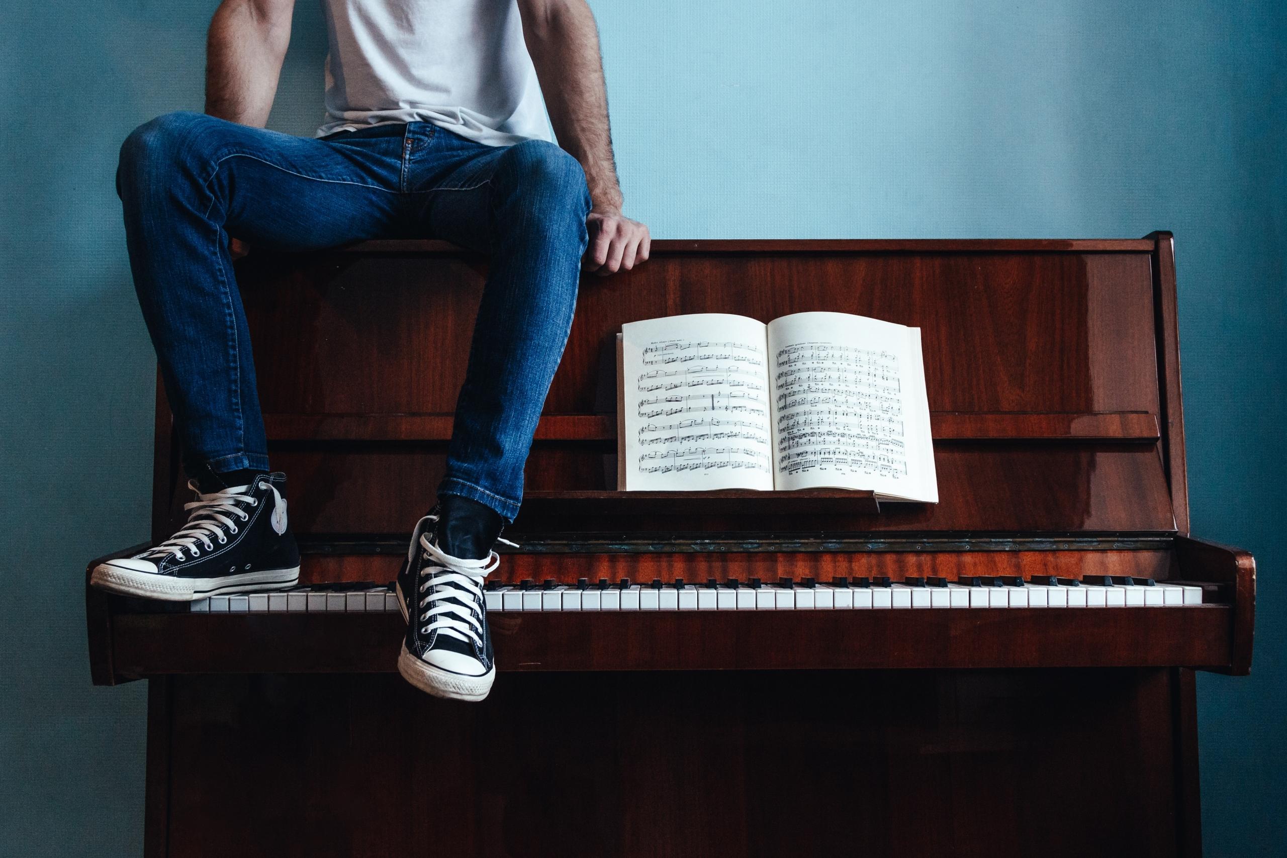 Ein Student, der nur auf seinem Klavier rumsitzt, wird es im Musikstudium nicht weit bringen.