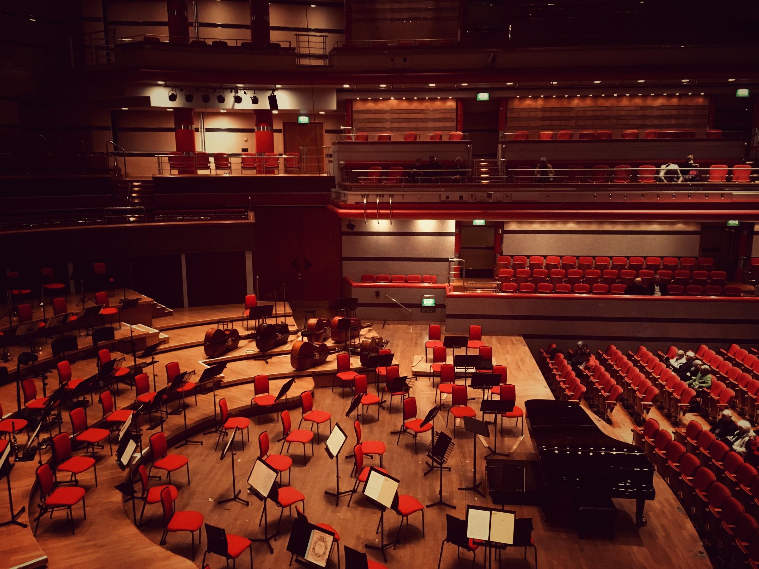 Auf dieser Bühne wird bald ein Orchester Platz nehmen. Für den Pianisten steht auch schon ein Flügel bereit.