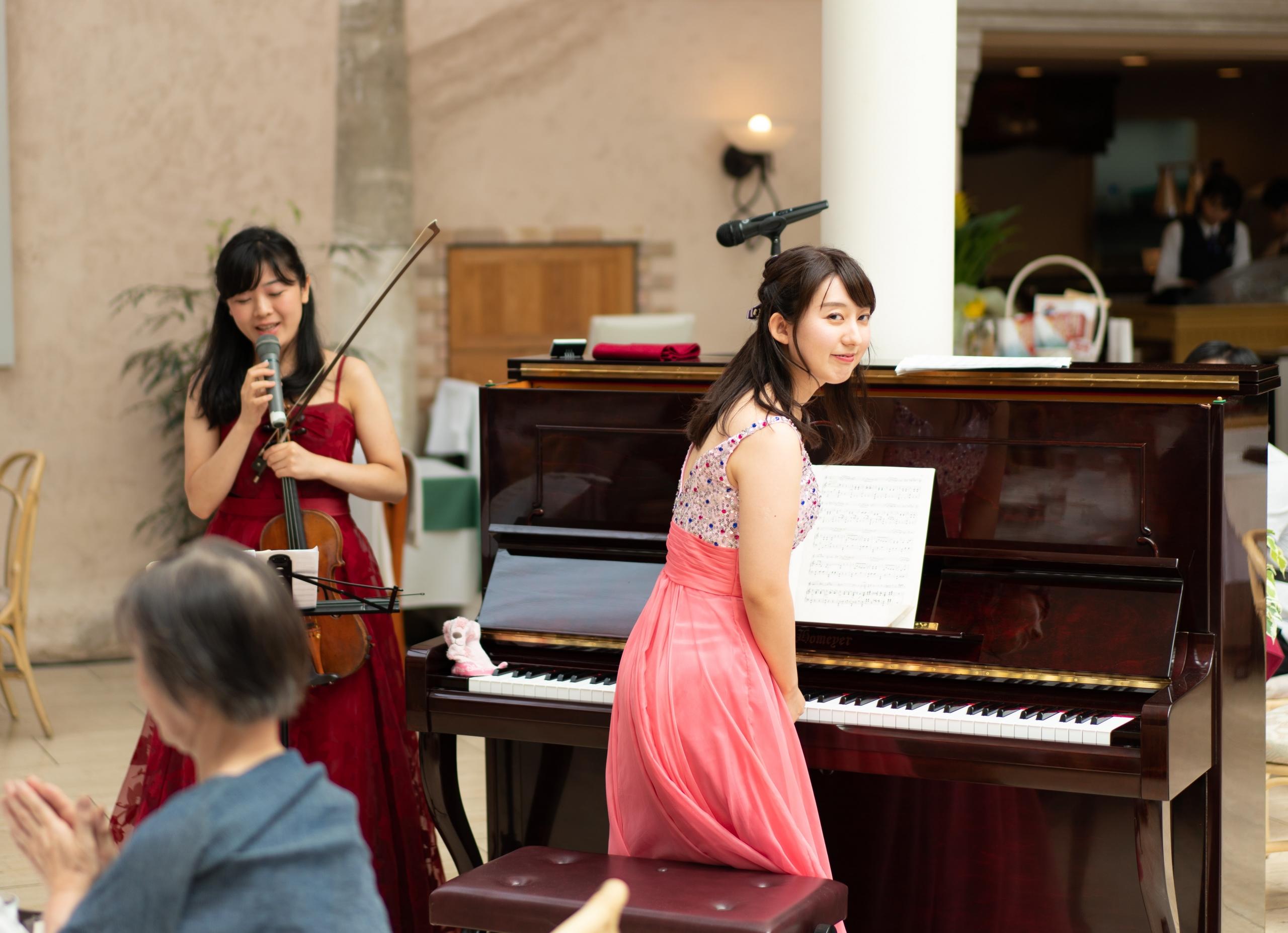 Viele Pianisten spielen in Kammermusik-Ensembles oder Duos wie diese Pianistin, die mit einer Violonistin zusammen auftritt.