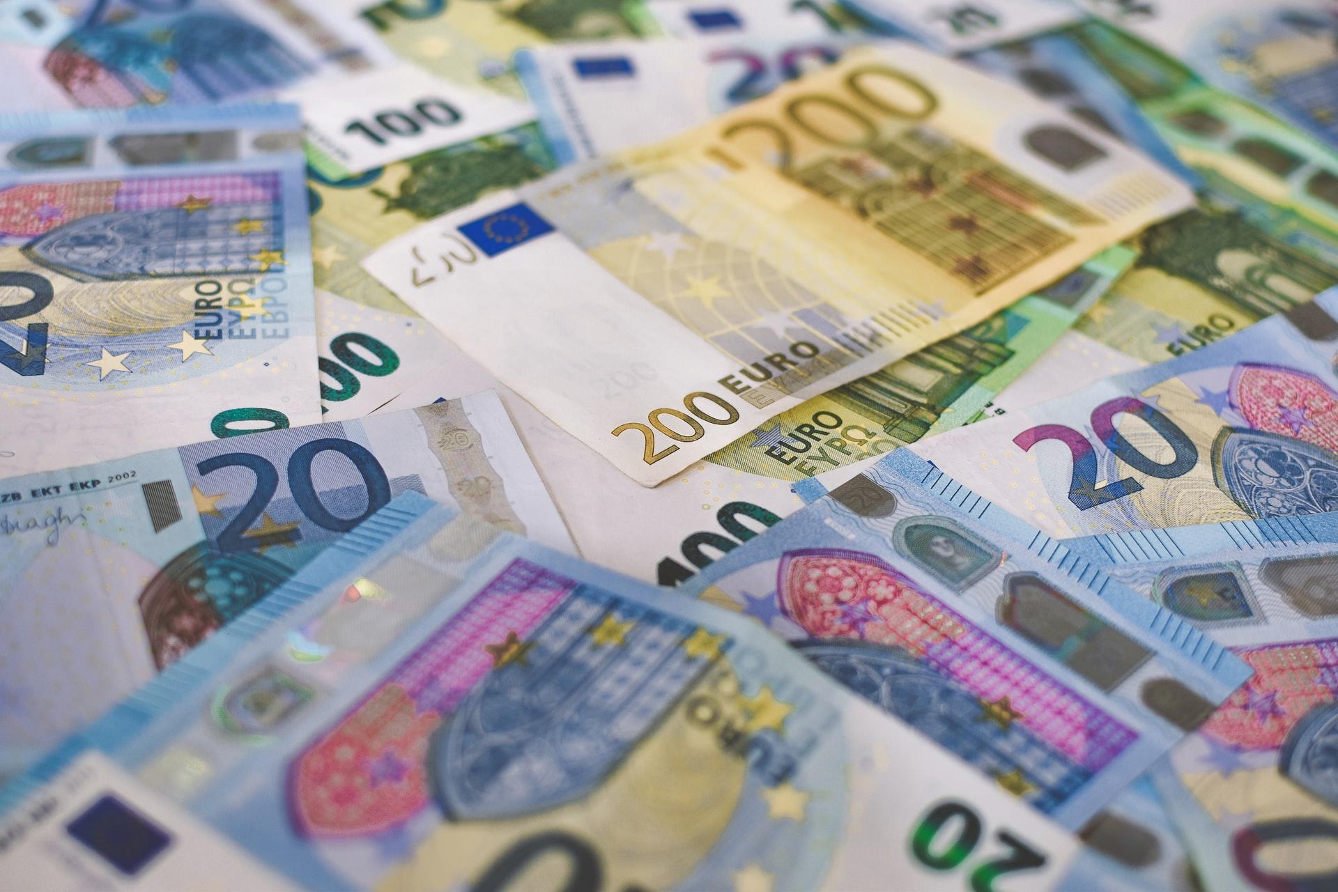 Ein Stapel Geldscheine verdeutlicht, dass es im Rechnungswesen um Geld und Vermögen geht