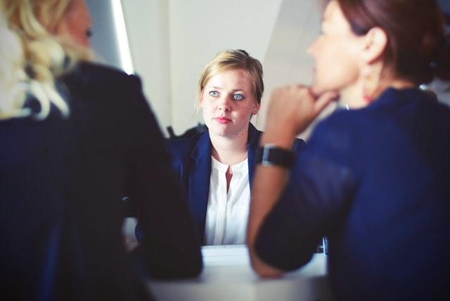 Drei Mitarbeiterinnen führen ein Gespräch und beraten sich über die Analyseergebnisse des internen Rechnungswesens
