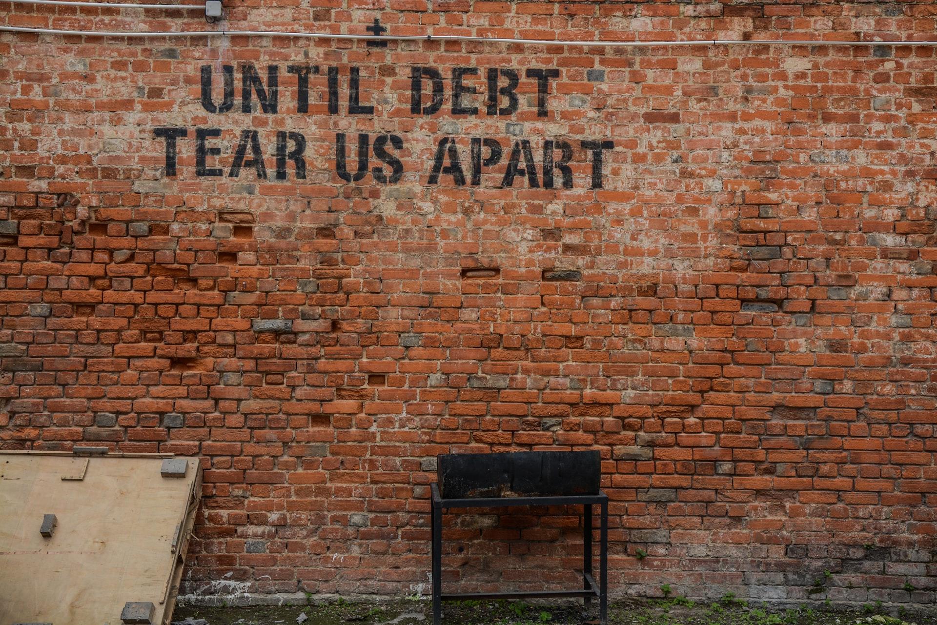 Als Anspielung auf den Zweck des internen Rechnungswesens, die Schulden im Auge zu behalten und die Wirtschaftlichkeit sicherzustellen, steht an einer Wand "Until Debt Tear Us Apart"