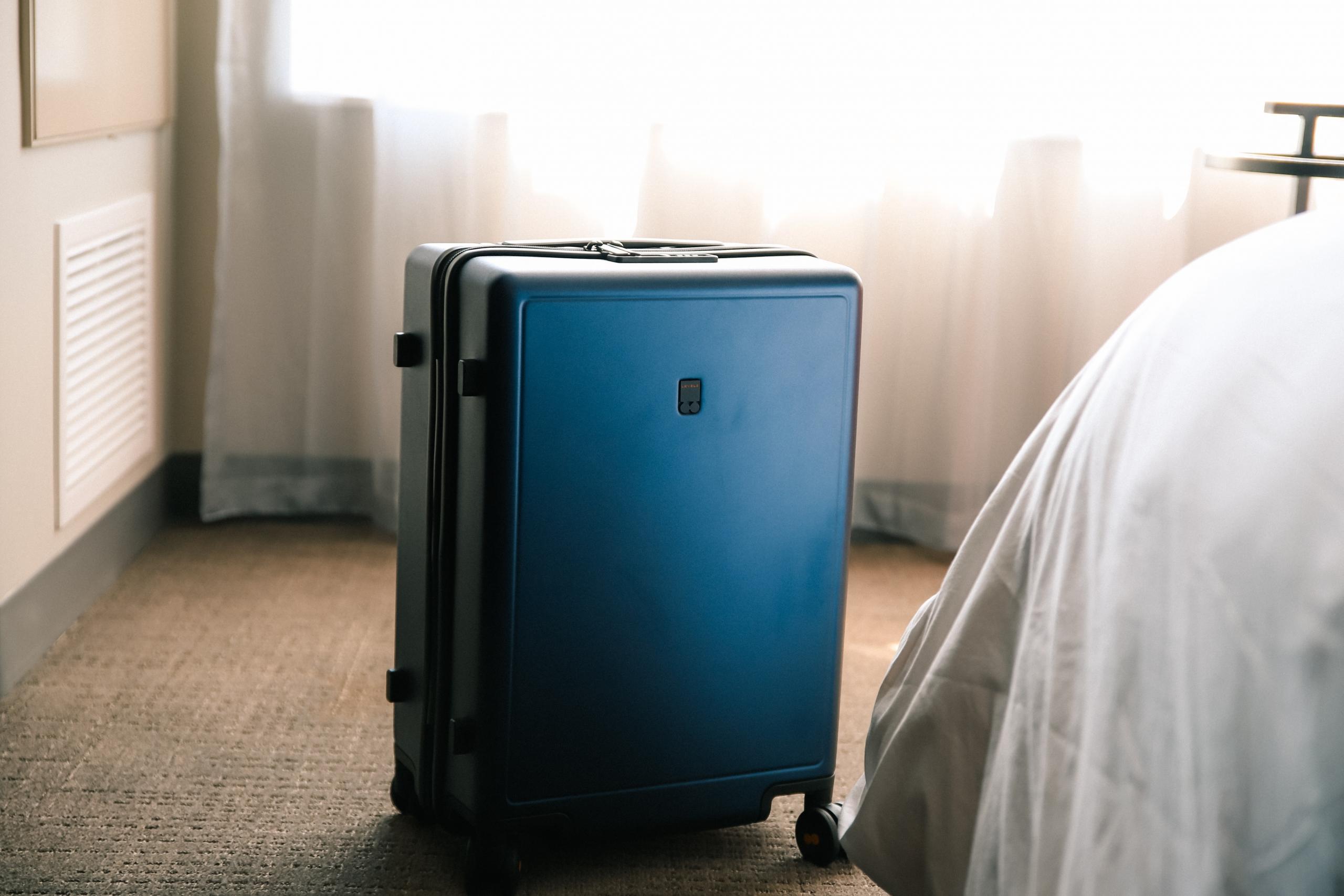 Ein Koffer in einem Hotelzimmer - für professionelle Pianisten, die von der Konzerttätigkeit leben, ist das ein vertrautes Bild.
