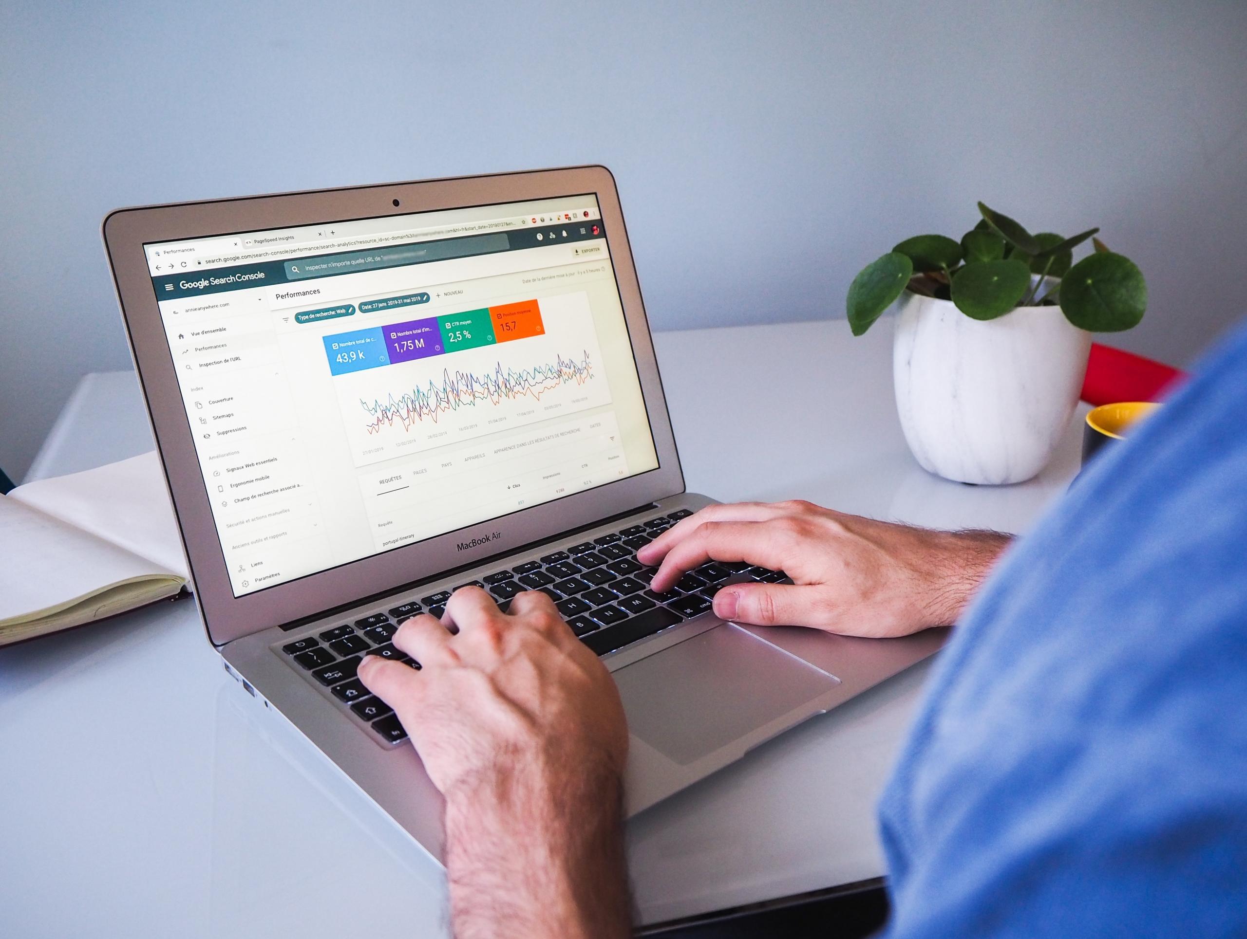 Ein Mensch am Laptop kann mit statistischen Mitteln ein Sprachsystem untersuchen.