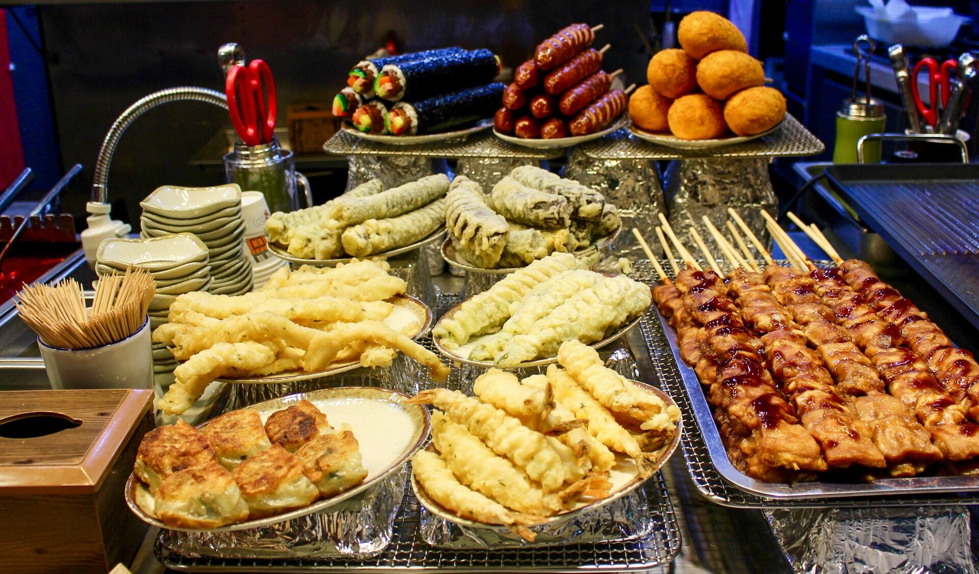 Ein Streetfoodstand in Busan mit verschiedenen Spießen und frittierten Leckereien.