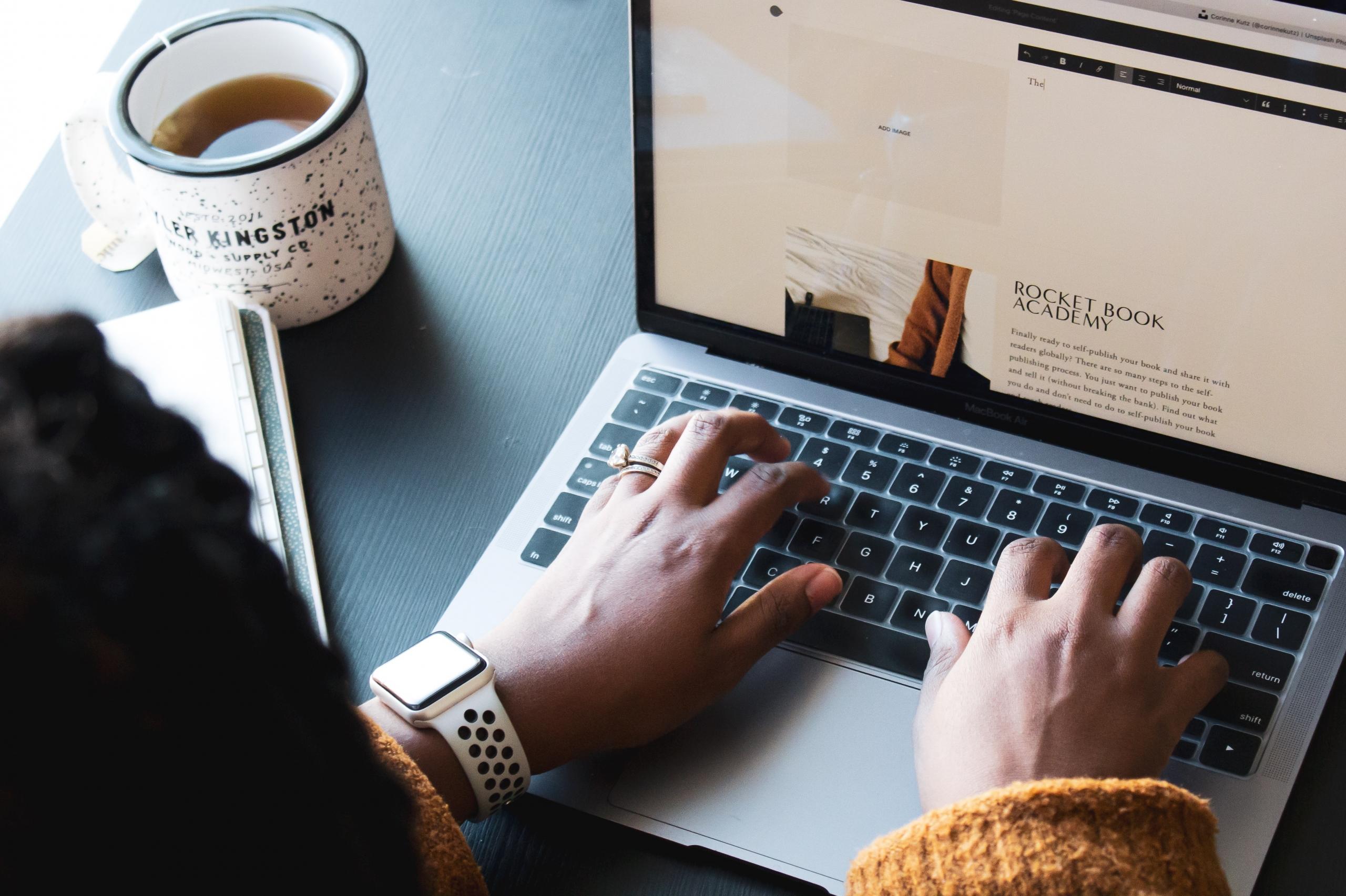 Eine Person tippt im Squarespace Angebot - einer WordPress Alternative