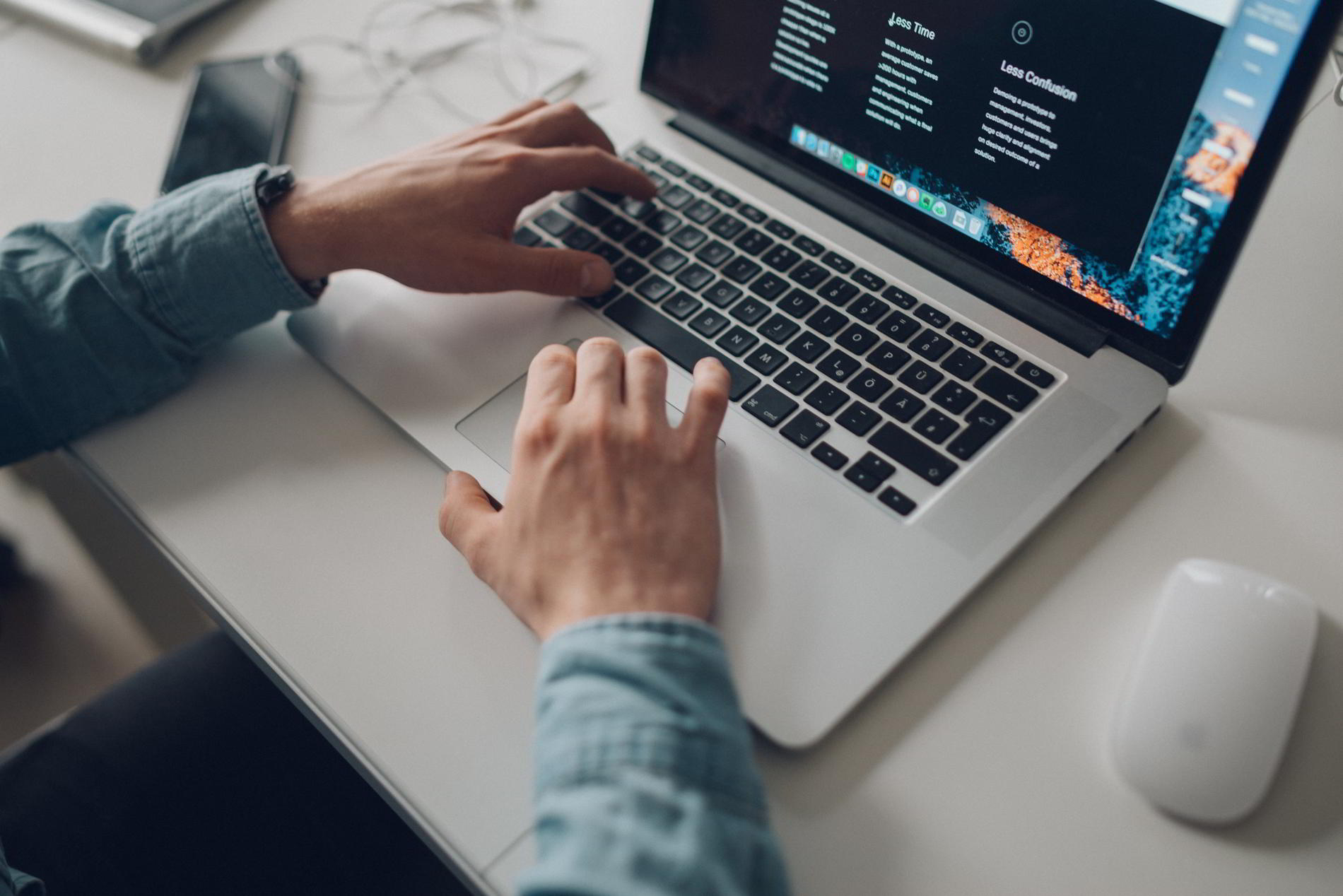 Foto eines Mannes, der am Computer arbeitet und eine Website ansieht.