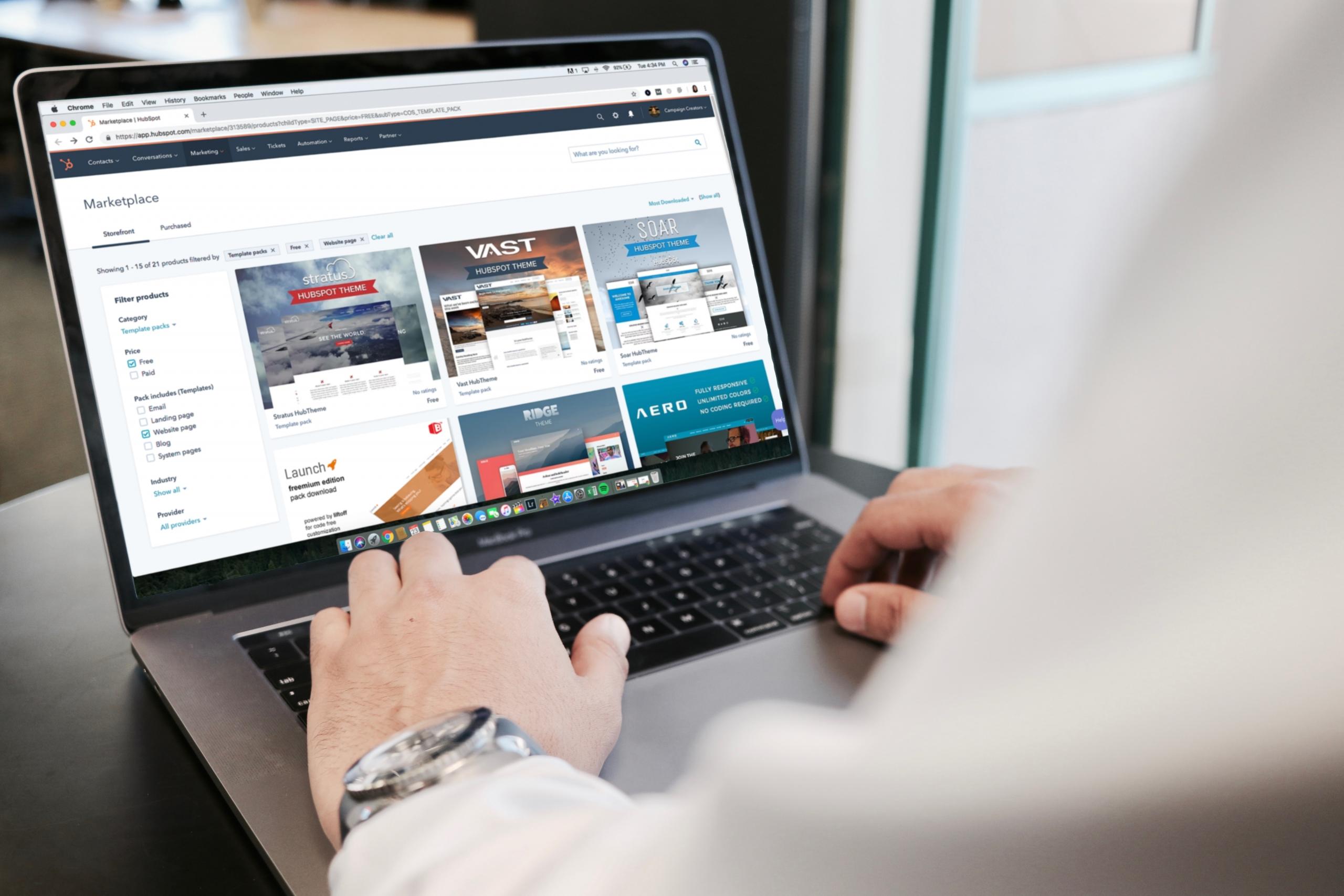 Foto einer Person an einem Laptop zum Thema WordPress Grundlagen