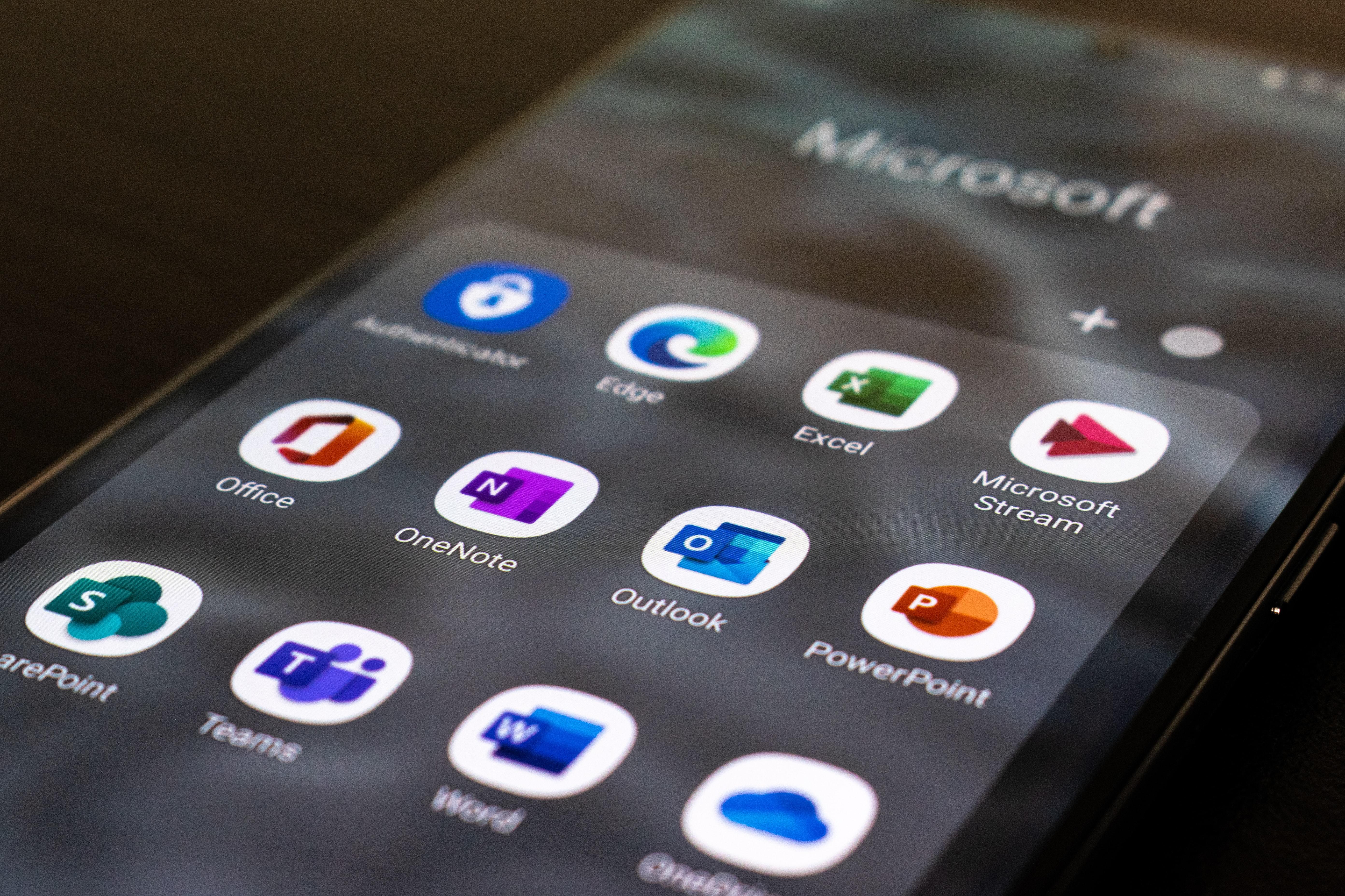 Handybildschirm mit Symbolen verschiedenen Microsoft-Apps