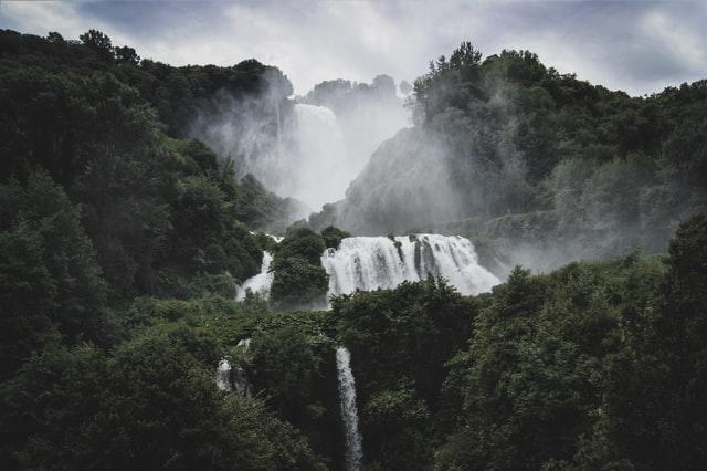 Ein dreistufiger Wasserfall von grünen Wäldern umgeben wie man sie in Umbrien oft sieht!