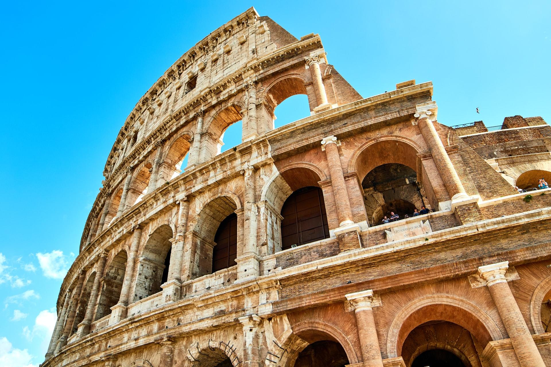 Das Bild zeigt einen Ausschnitt des Collosseums, eine alte historische Ruine in Rom, der italienischen Hauptstadt