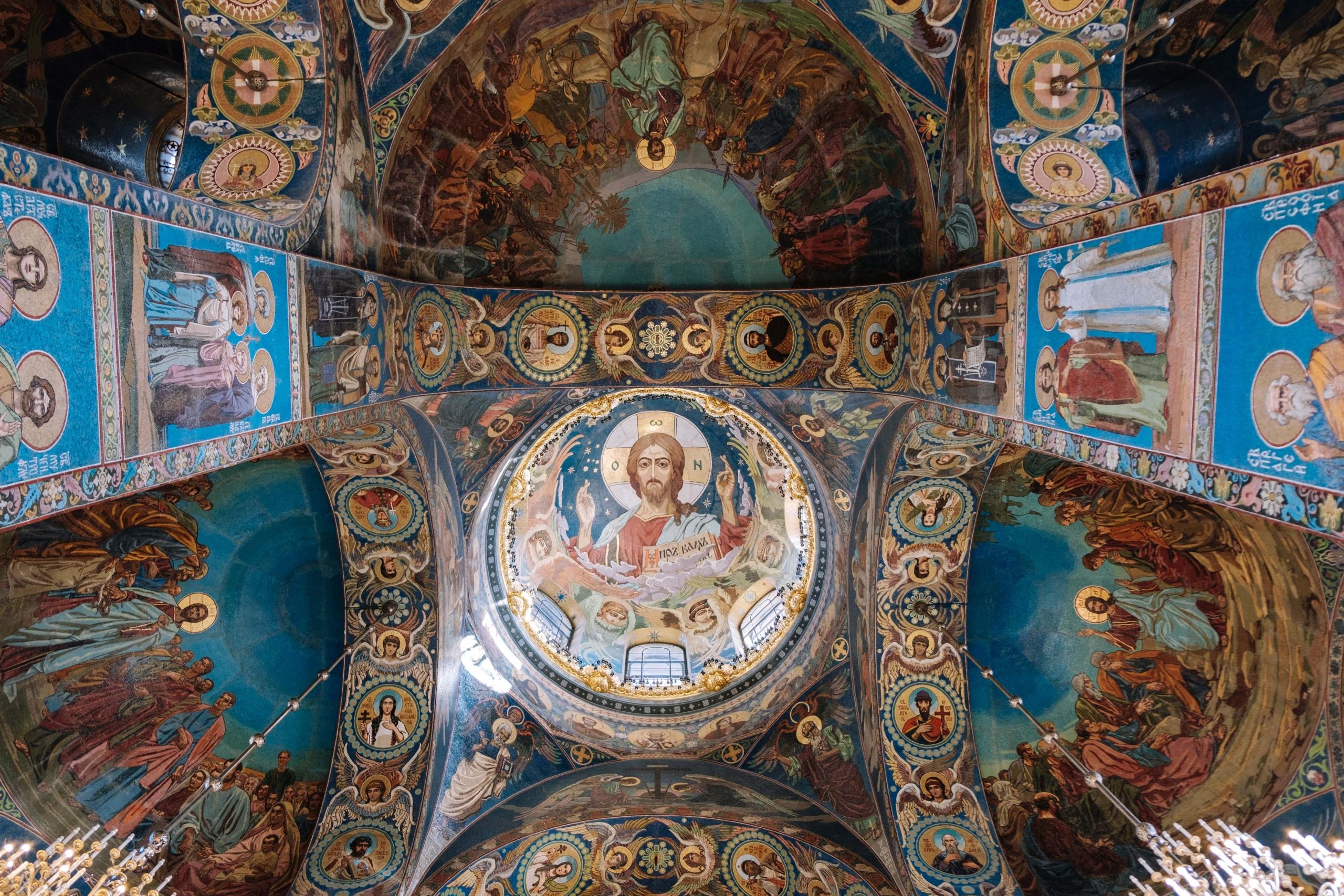 Das verzierte Dach einer Kathedrale in Sankt Petersburg. In Russland sieht man solche Kirchen häufig, da das Land stark orthodox geprägt ist.