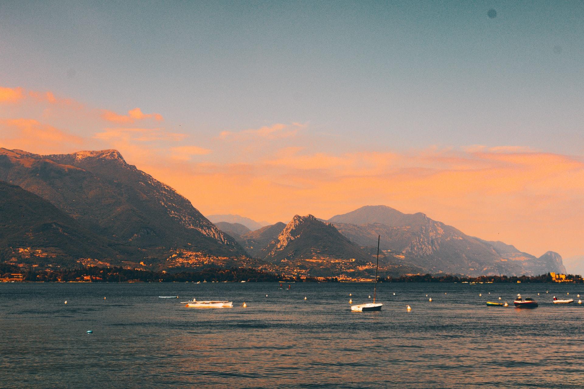 Der Gardasee vor der Kulisse der Voralpen bei Sonnenuntergang