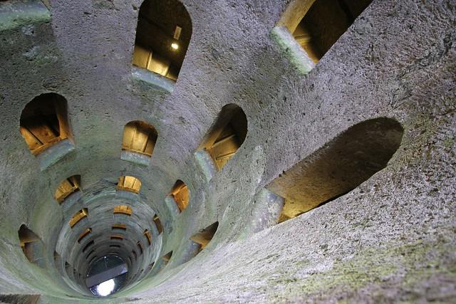 Blick von oben in einen besonderen mittelalterlichen Brunnen wie es ihn nur in Umbrien gibt!