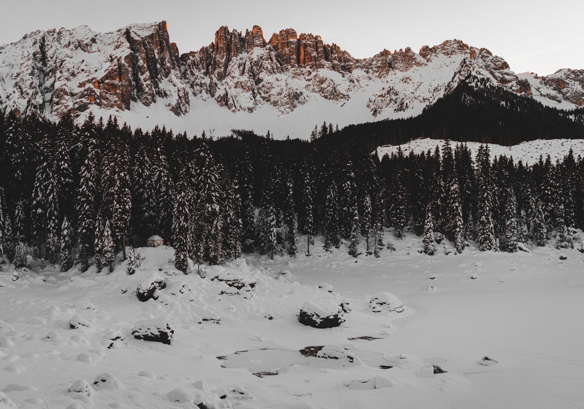 Verschneite Bergspitzen der italienischen Dolomiten in Südtirol im Winter