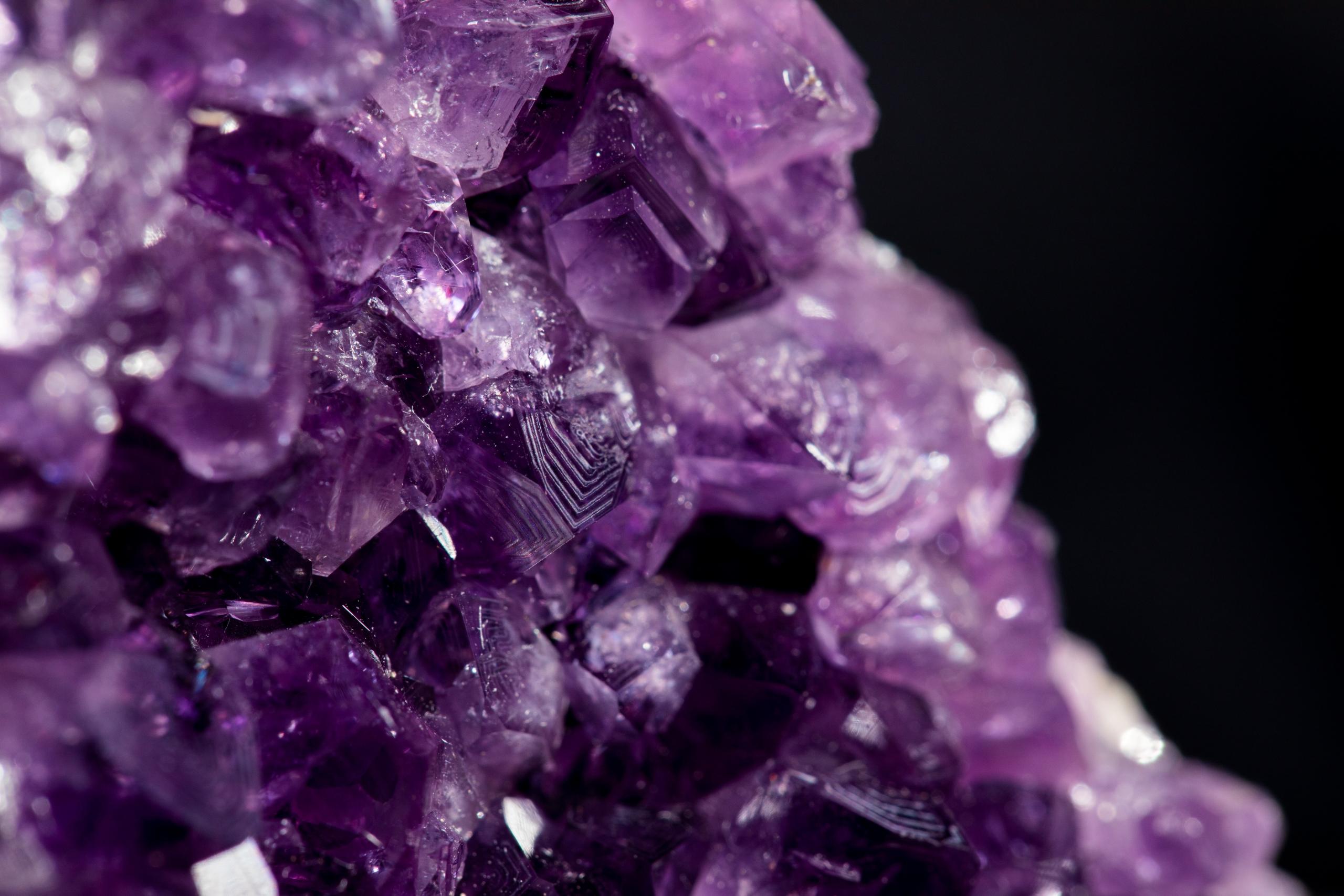 In der Nahaufnahme sieht man die unebene Oberfläche des violetten Kristalls sehr genau.