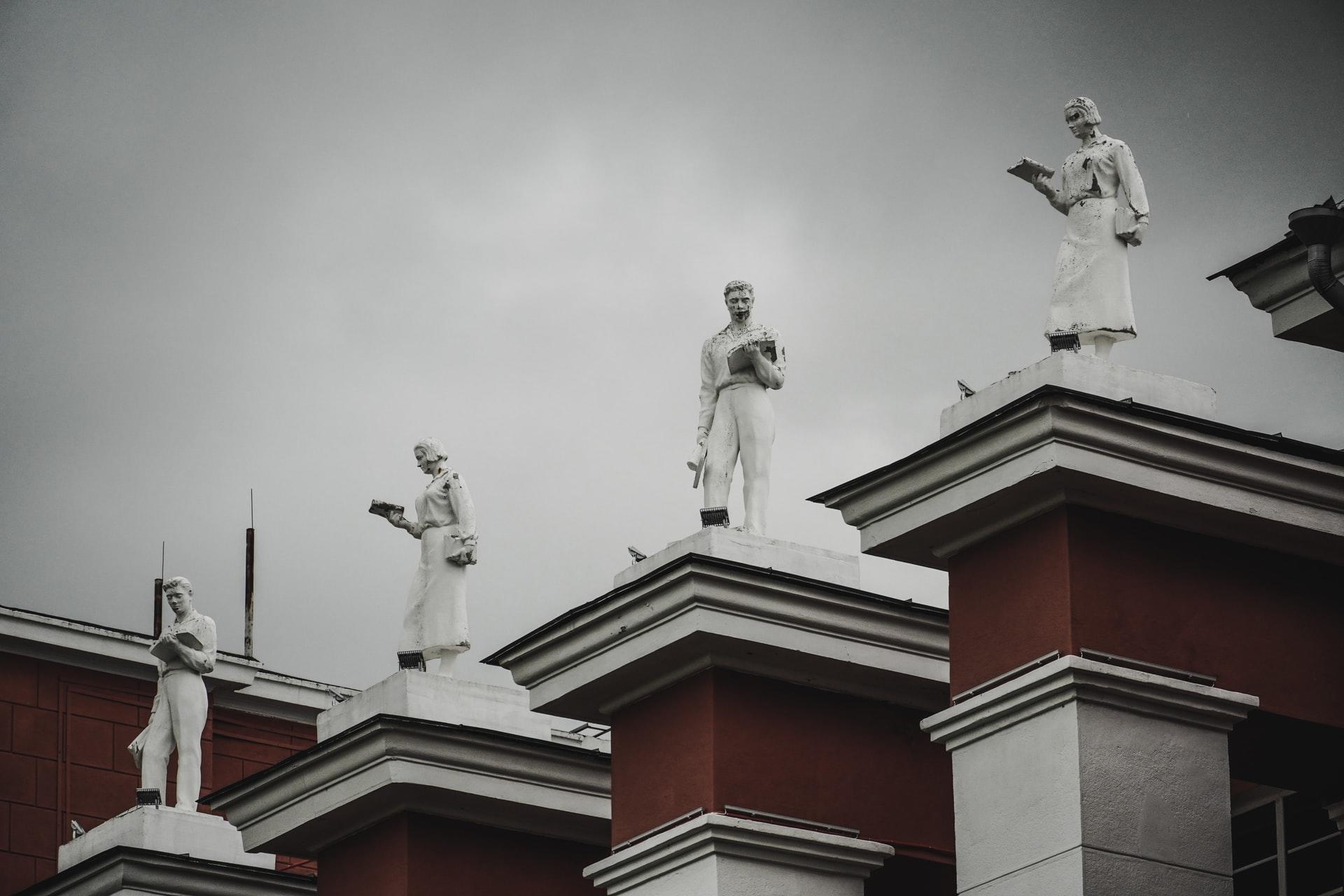 Als Lehrer der russischen Sprache weiss man auch über bedeutsame Gebäude Russlands wie dieses mit den lesenden Figuren auf dem Hausdach Bescheid.