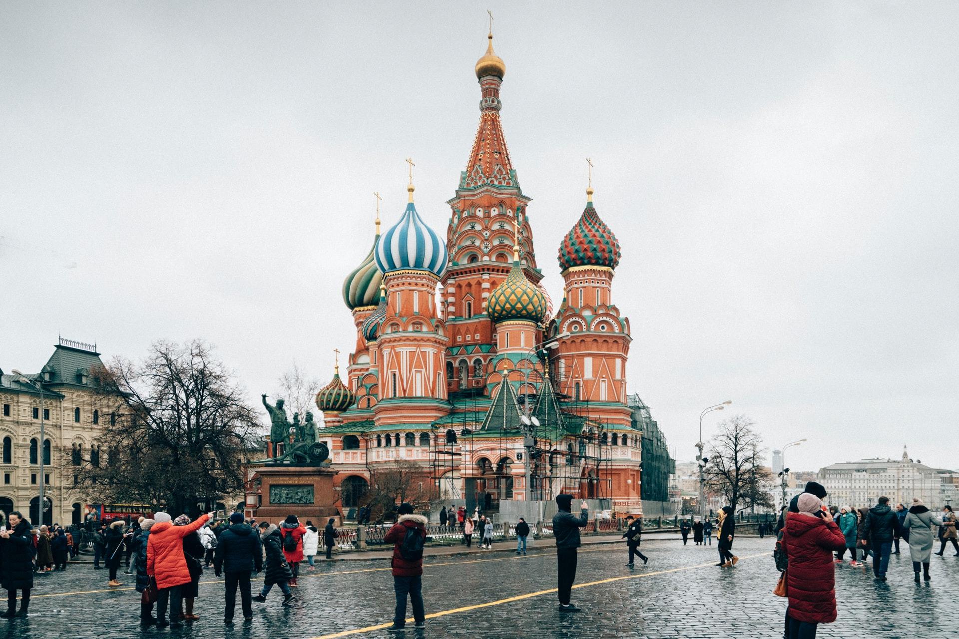 Die Basilius-Kathedrale bei regnerischem Wetter kann man bei einem Auslandsaufenthalt als Student für Russisch besuchen gehen.