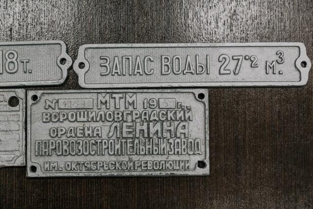 Alte russische Hausschilder wie diese aus Blech auf Holz findet man in der russischen Provinz an vielen Ecken.