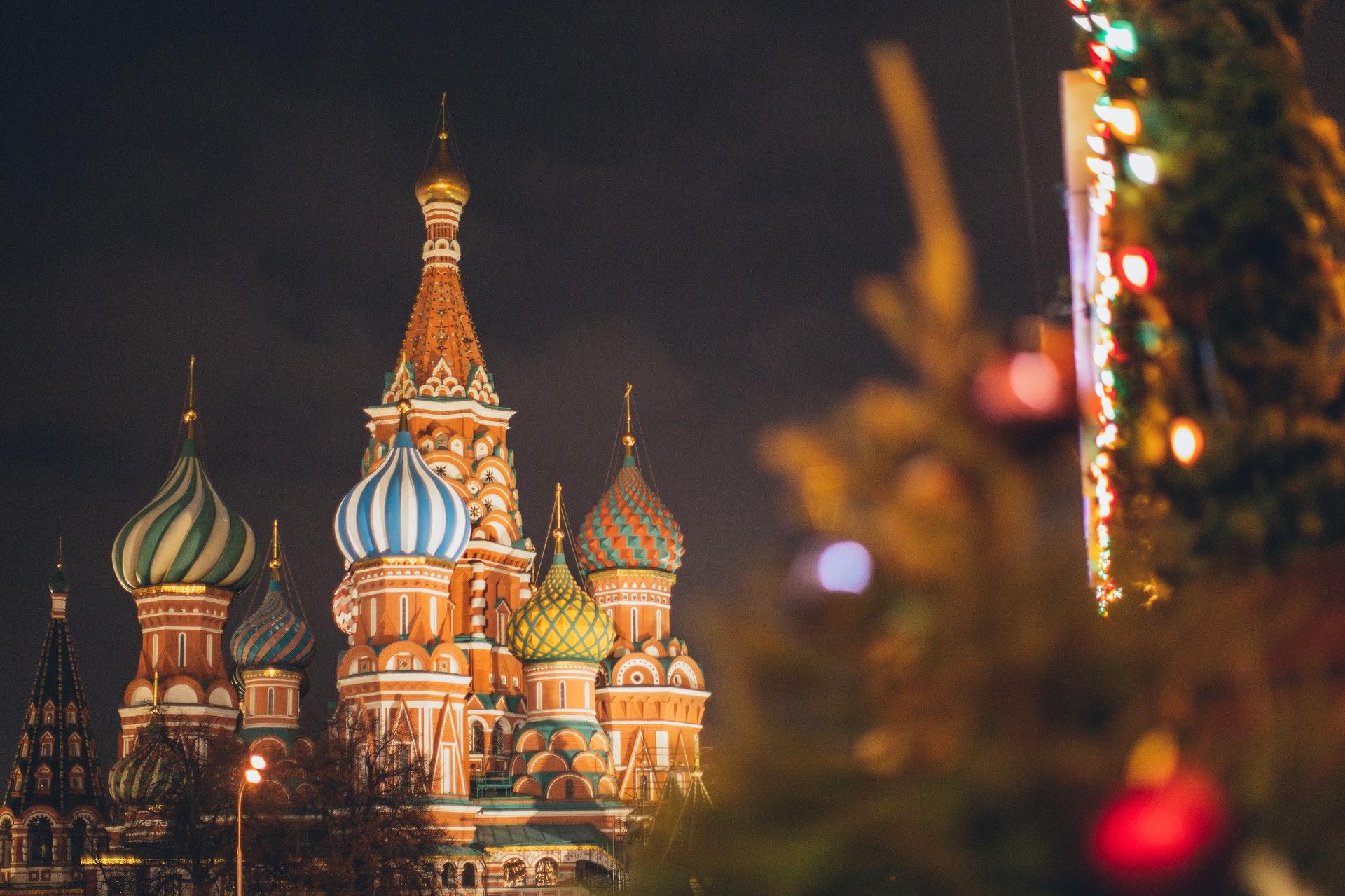Basilika in Moskau mit Weihnachtsbaum im Vordergrund.