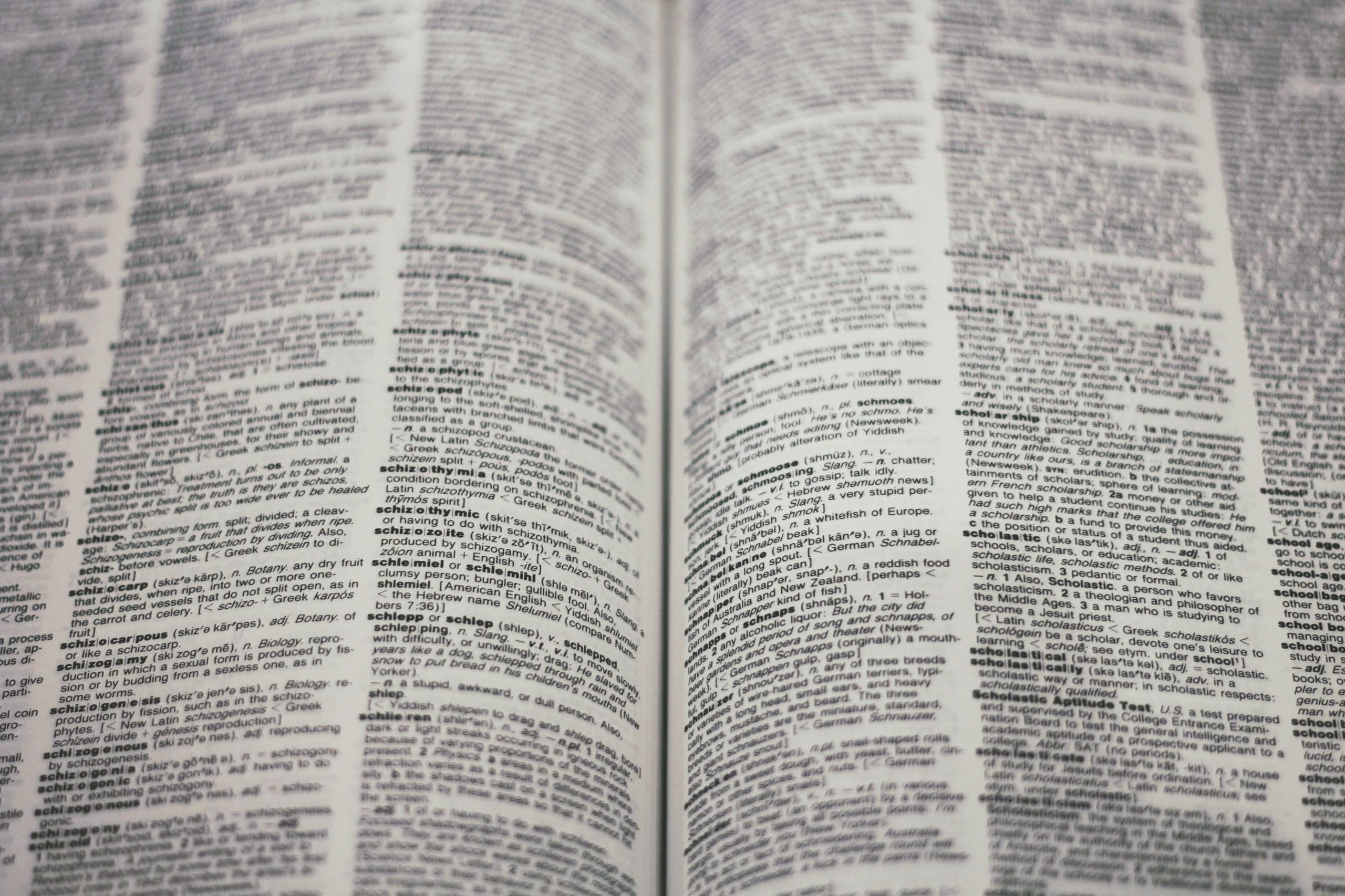 Aufgeschlagenes Wörterbuch in Nahaufnahme aufgenommen.