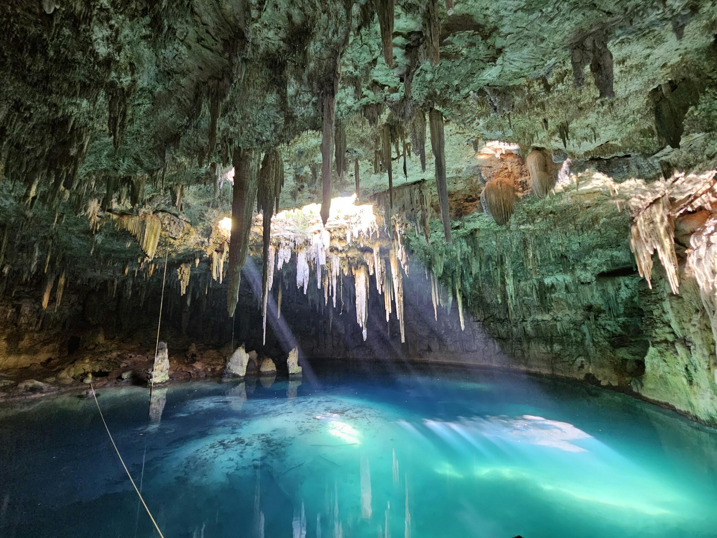 Türkises Wasser und Tropfstein in einer Cenote in Mexiko.