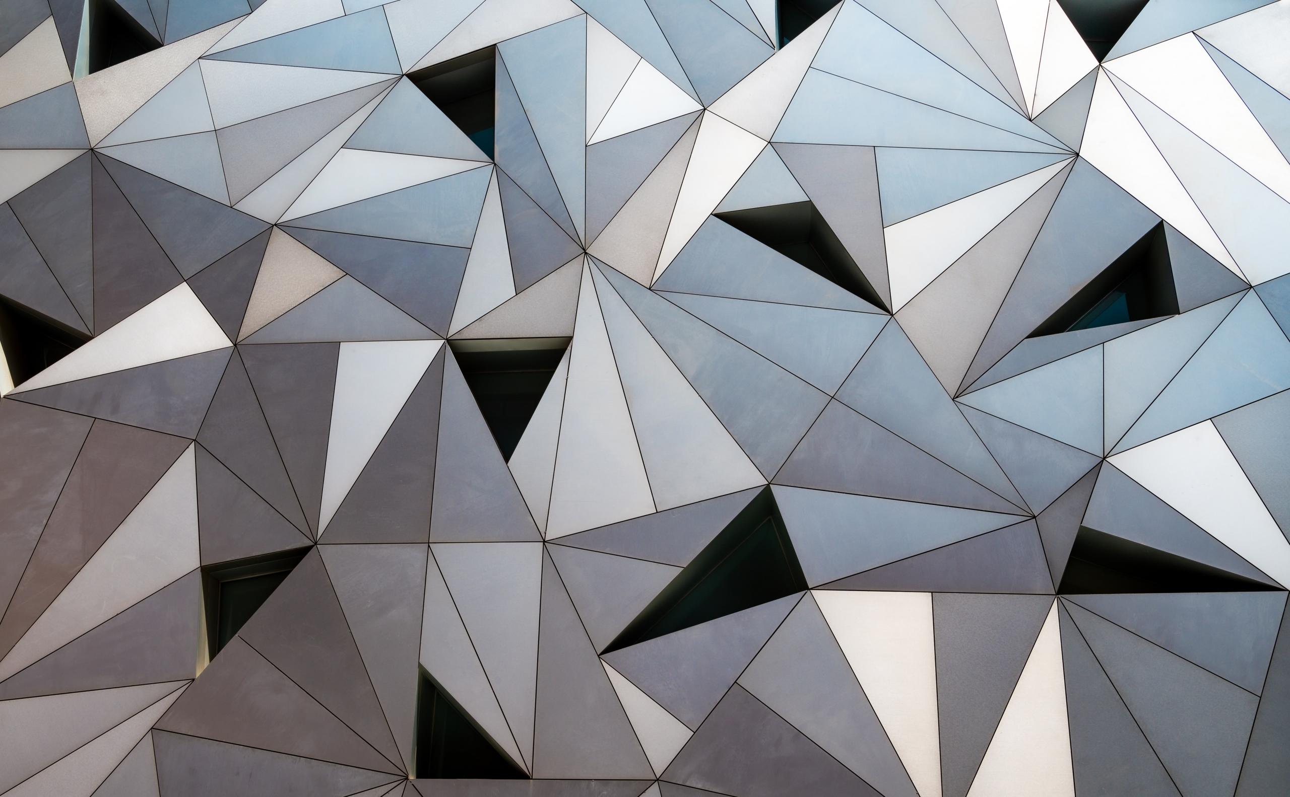 Gezeichnete Dreiecke in verschiedenen Farben. 