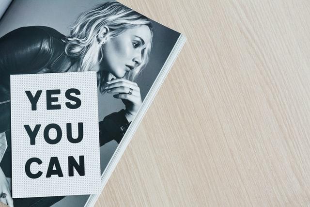 Ein Foto in einer Zeitschrift zeigt die Schauspielerin Jennifer Lawrence und darüber liegt eine Karte mit den Worten Yes you can.