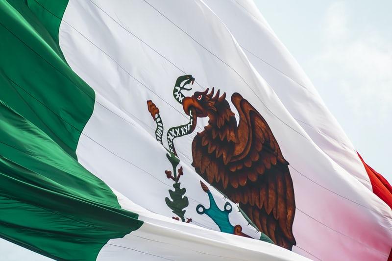 Die grün-weiss-rote mexikanische Flagge mit dem Adler, der eine Schlange frisst.