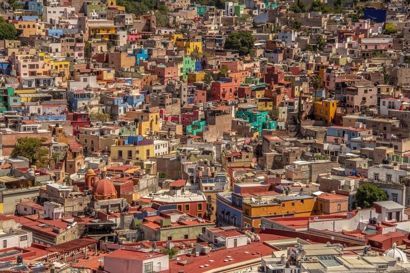 Blick auf die Stadt Guanajuato mit ihren vielen kleinen bunten Häusern.