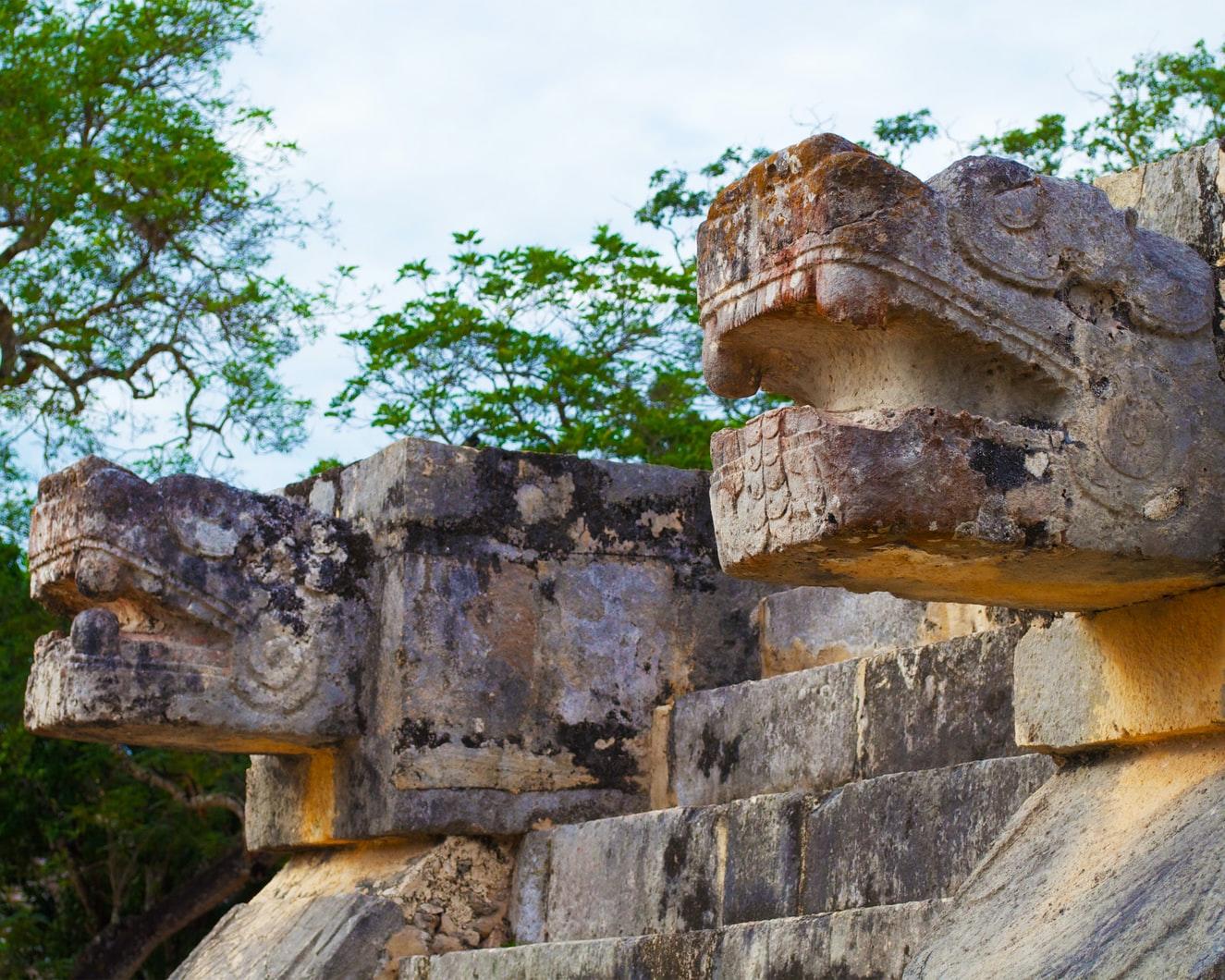 In Stein gehauene Tierköpfe in Chichen Itza.