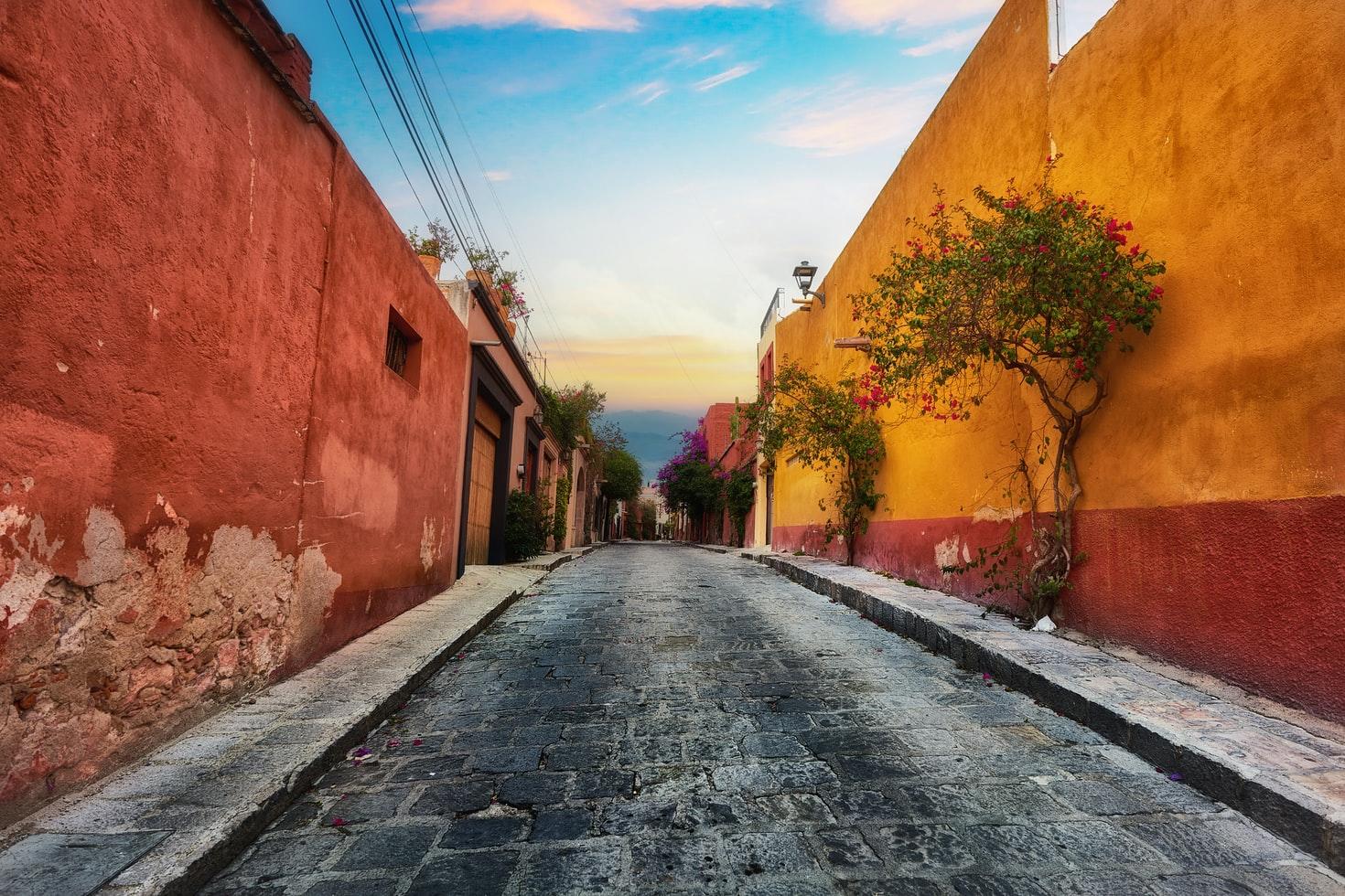 Eine Gasse inmitten ockerfarbener Häuser in San Miguel de Allende.