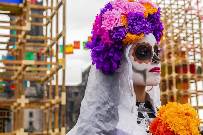 Eine als Catrina verkleidete und geschminkte Frau.