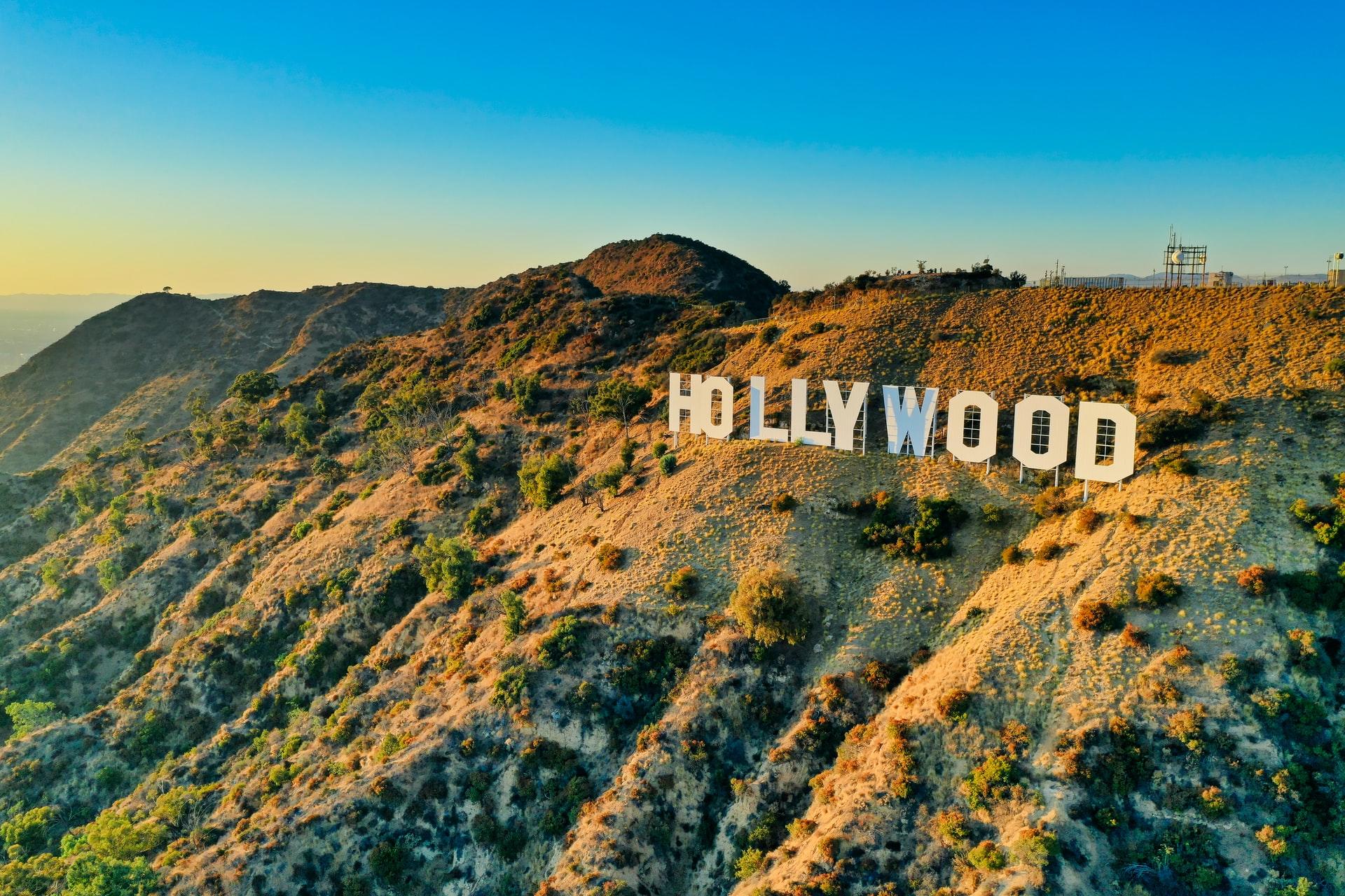 Die weißen Buchstaben des Hollywood Signs sind wie hier im gelblichen Sonnenuntergang stehen für den Traum den Durchbruch als Schauspieler zu schaffen!