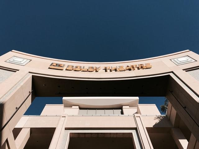 Der beste Film wird jedes Jahr im auf diesem Bild von unten gegen den blauen Himmel fotografierten Dolby Theatre verliehen. 