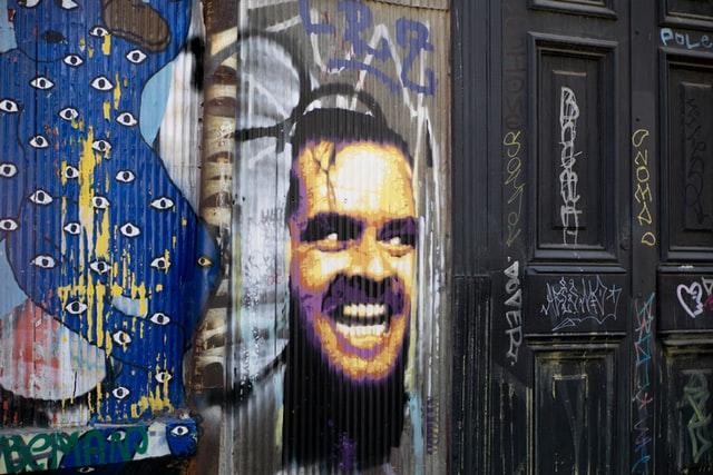 Ein Wandbild zeigt den Schauspieler Jack Nicholson in einem typischen Gesichtsausdruck mit fiesem Grinsen.