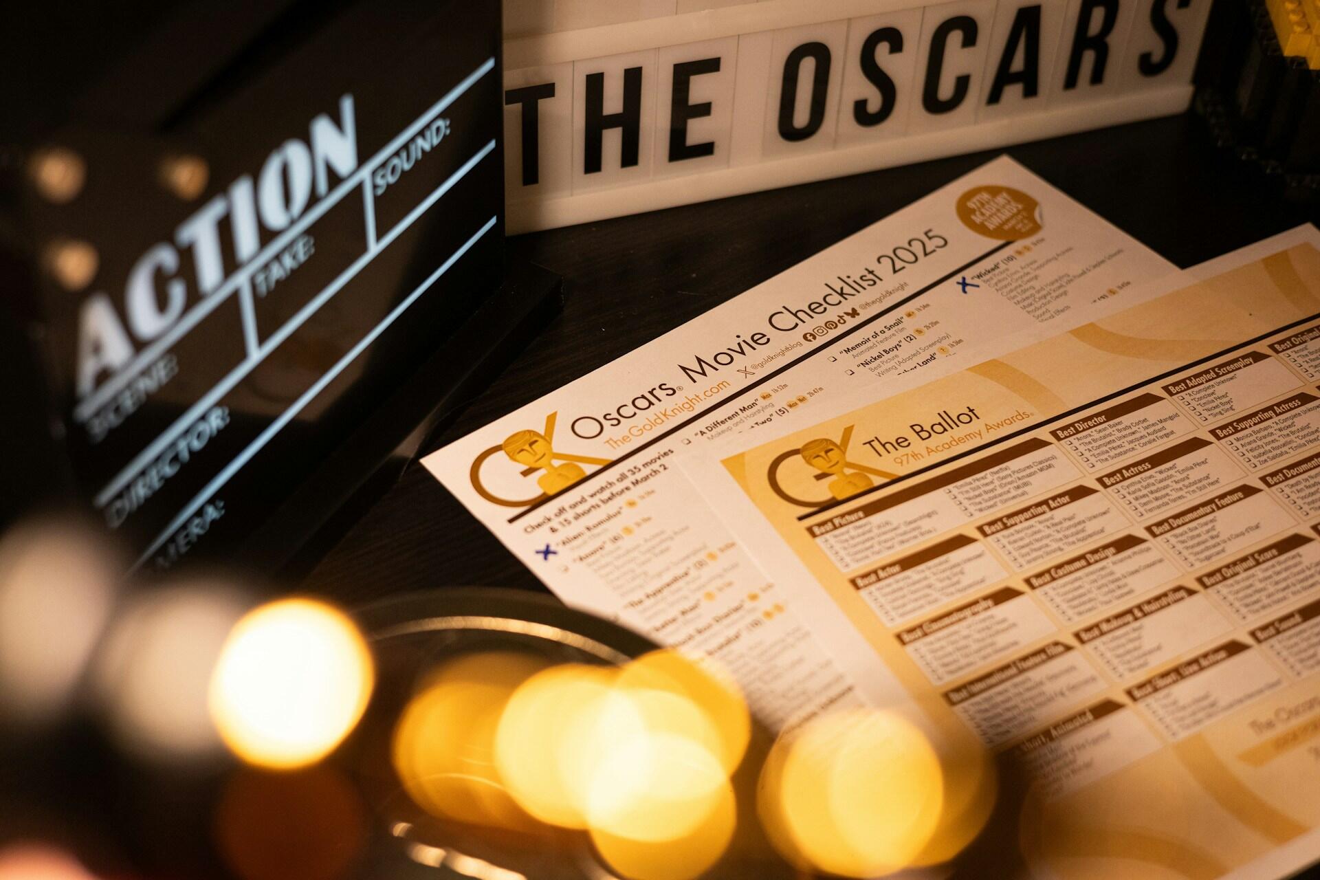 Eine Film Checkliste mit den Oscars 2025.