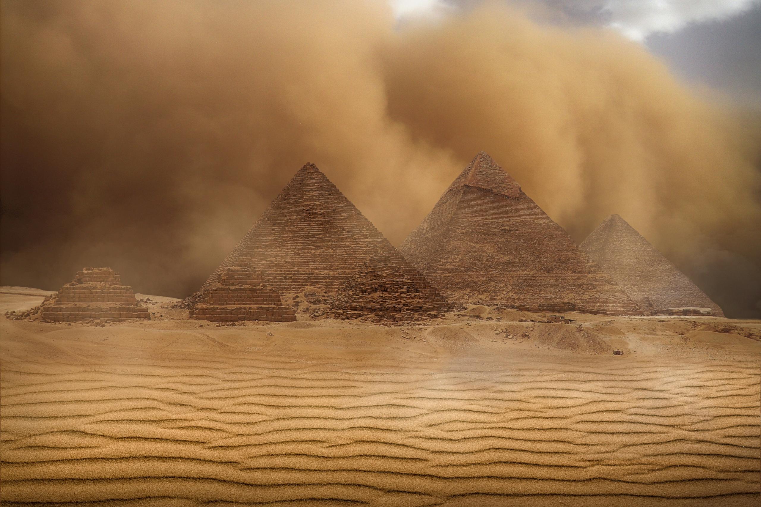 Sandsturm über den Pyramiden von Gizeh