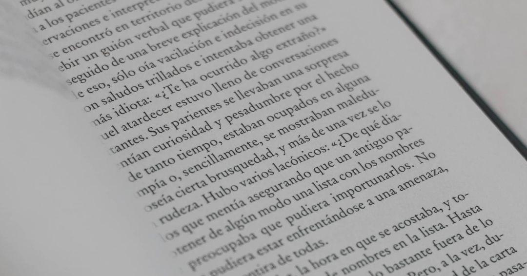 Eine aufgeschlagene Buchseite mit einem Text in spanischer Sprache.