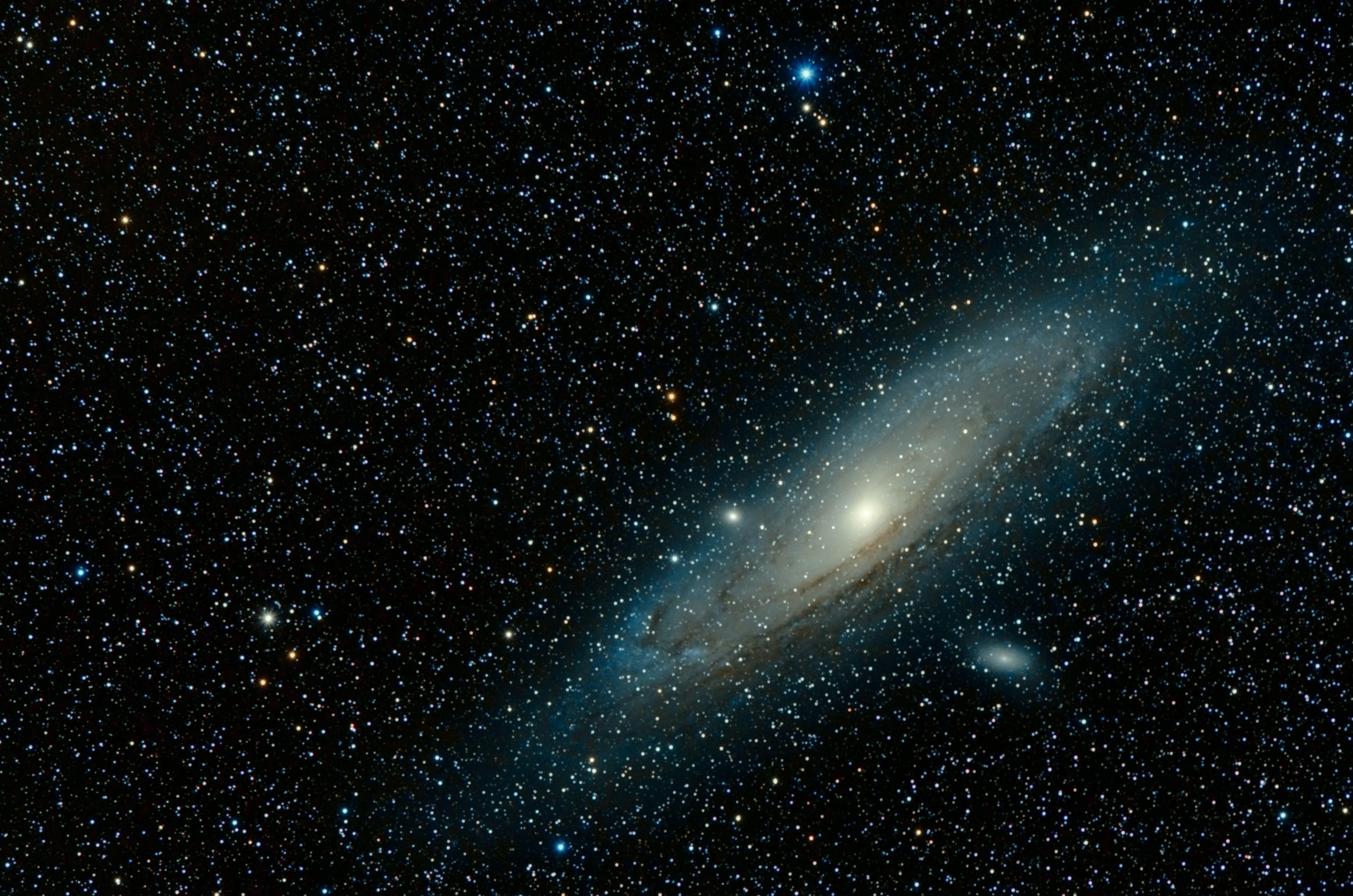 Die Andromedagalaxie leuchtet hell am Nachthimmel und lässt alle anderen Sterne blass erscheinen.