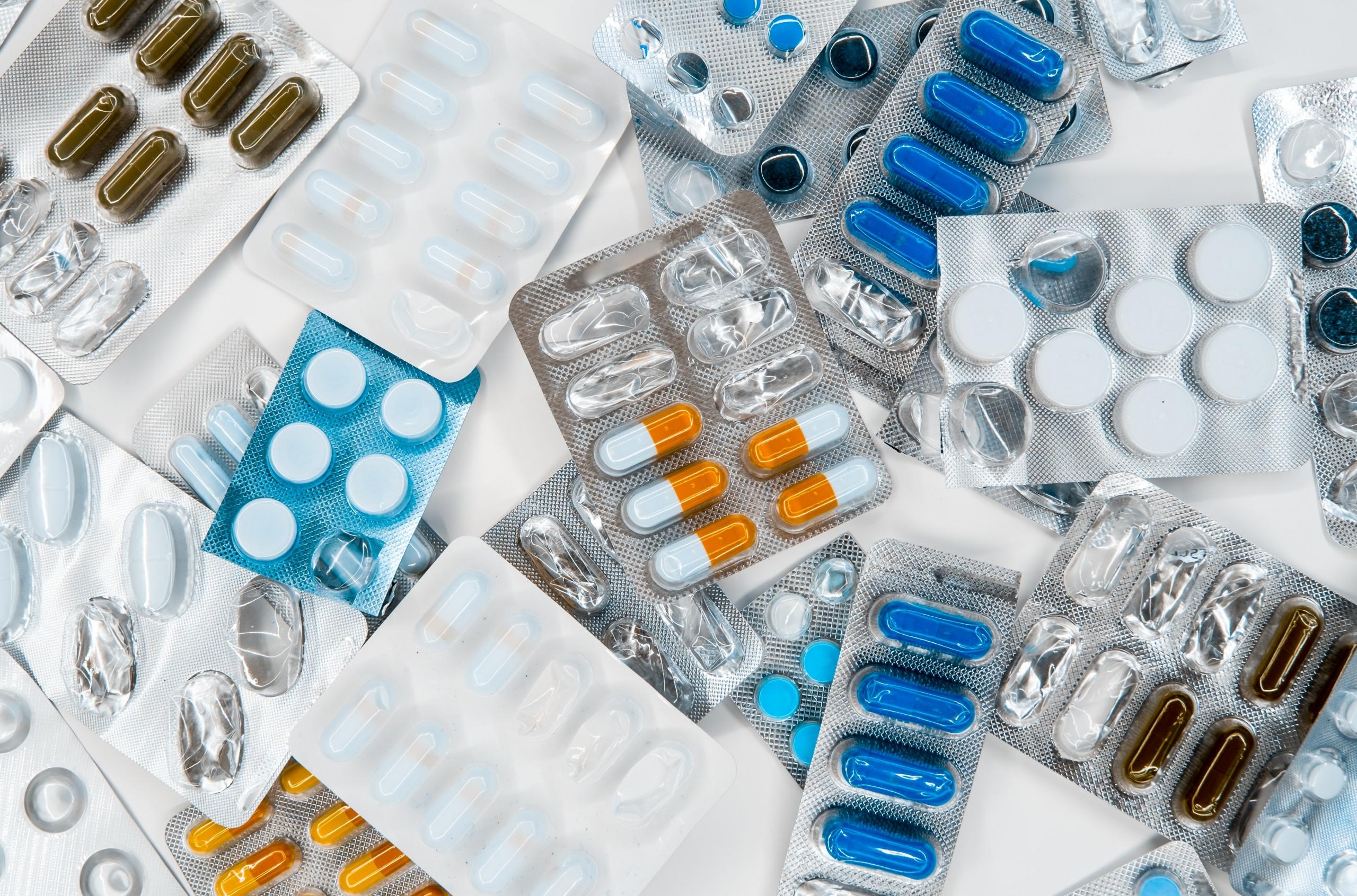 Zahlreiche Medikamentenpackungen mit Pillen und Tabletten mit verschiedenen Farben.