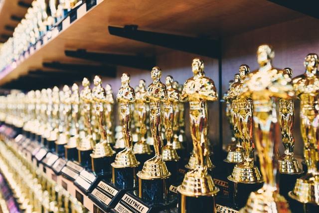 Der goldene Oscar steht in Los Angeles in vielen Geschäften als Souvenir wie hier dutzendfach in einem langen Regal.