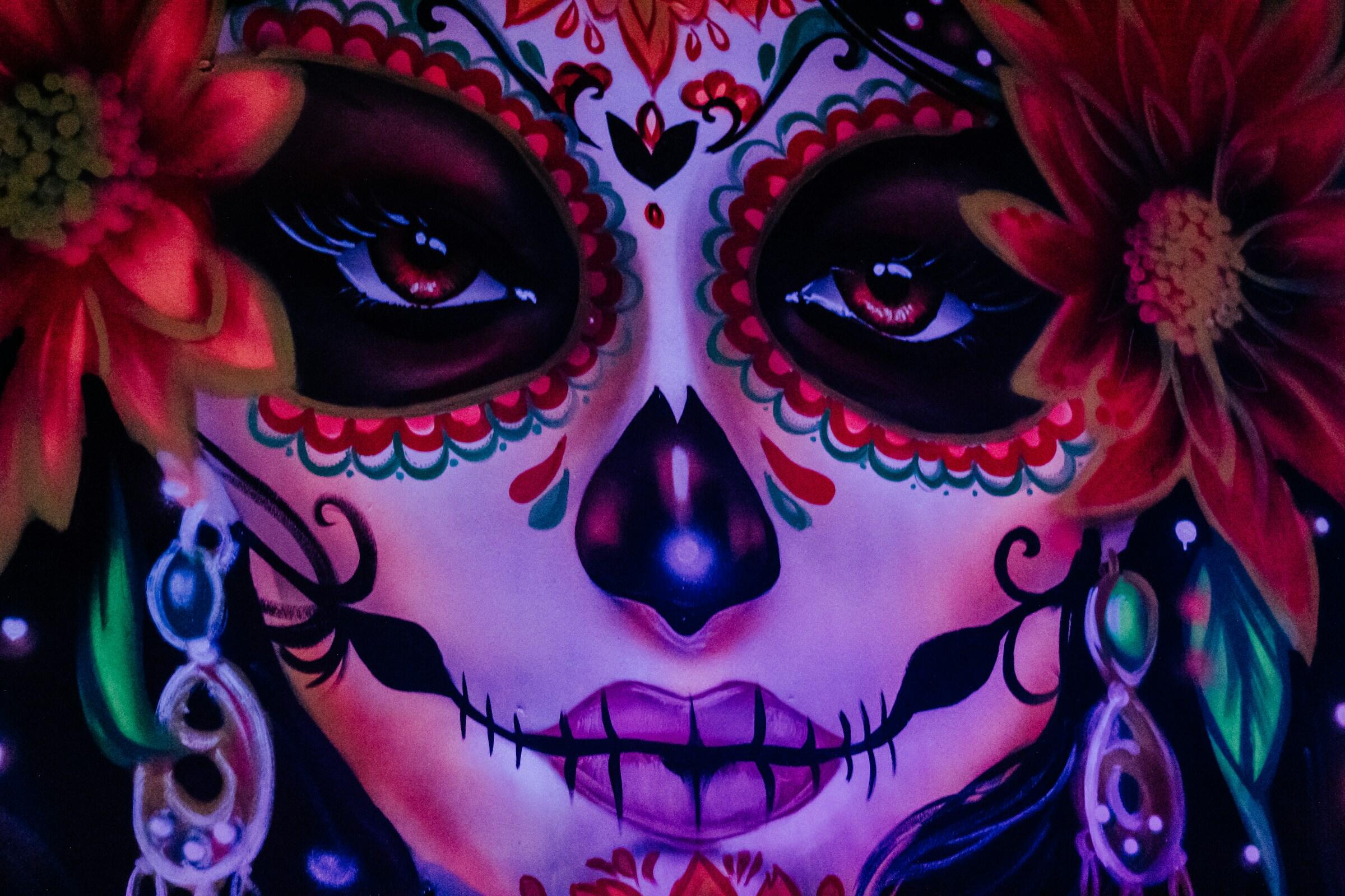 Ein Wandgemälde einer Frau mit typischen Sklett-Makeup.