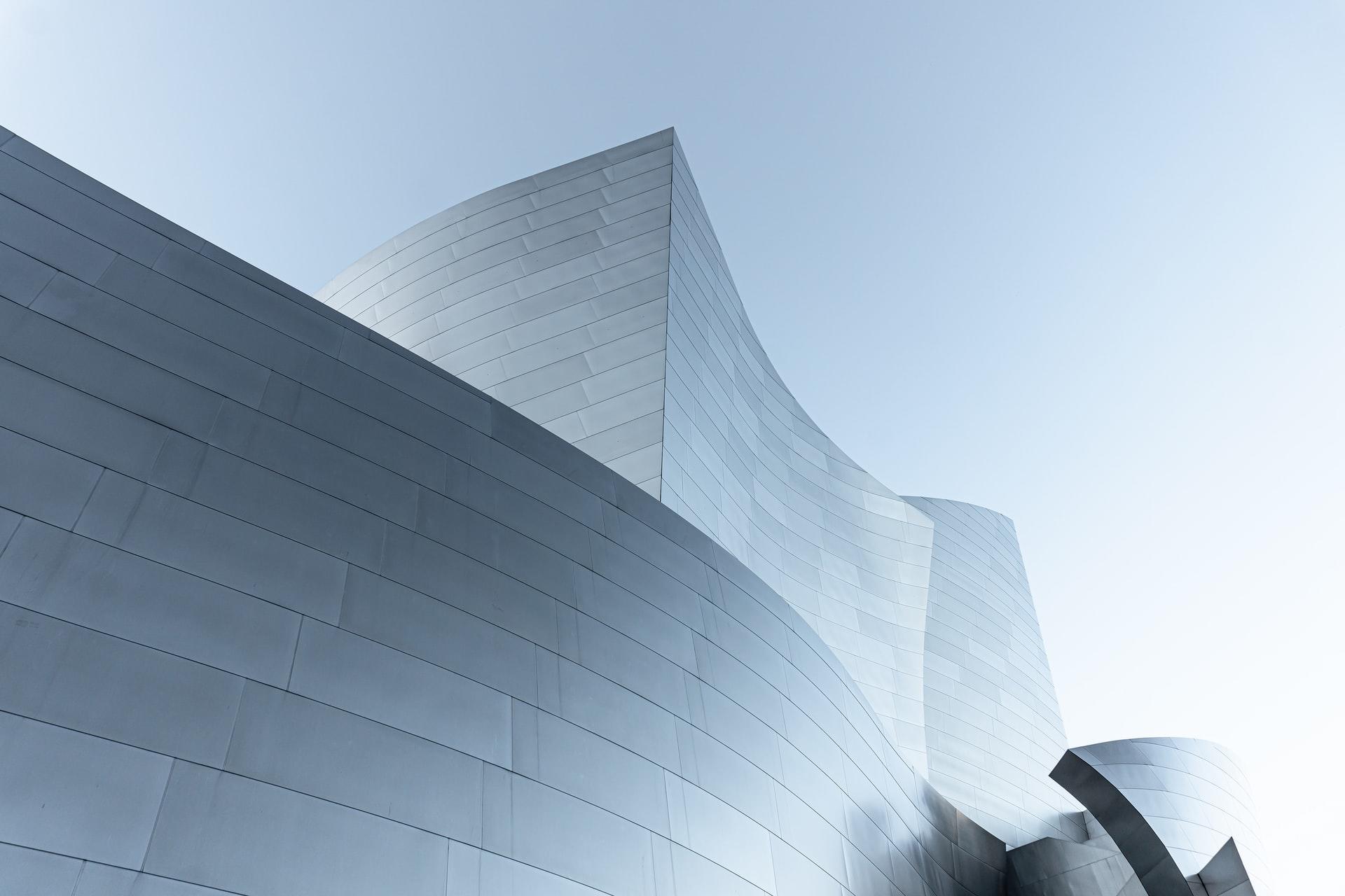 Ein modernes Gebäude mit einer interessanten geometrischen Form bei blauem Himmel