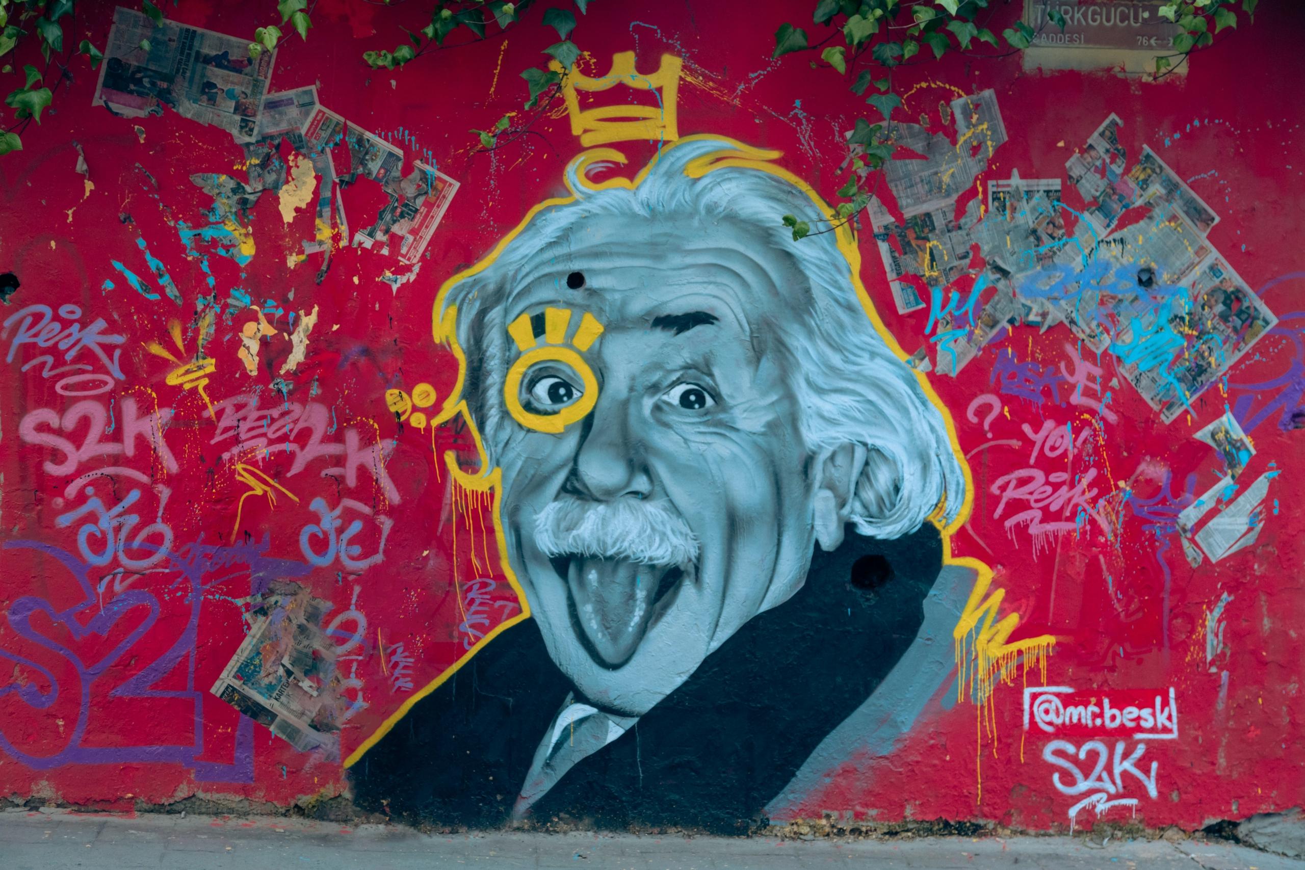 Ein buntes Graffiti zeigt das berühmte Bild von Albert Einstein mit der herausgestreckten Zunge.
