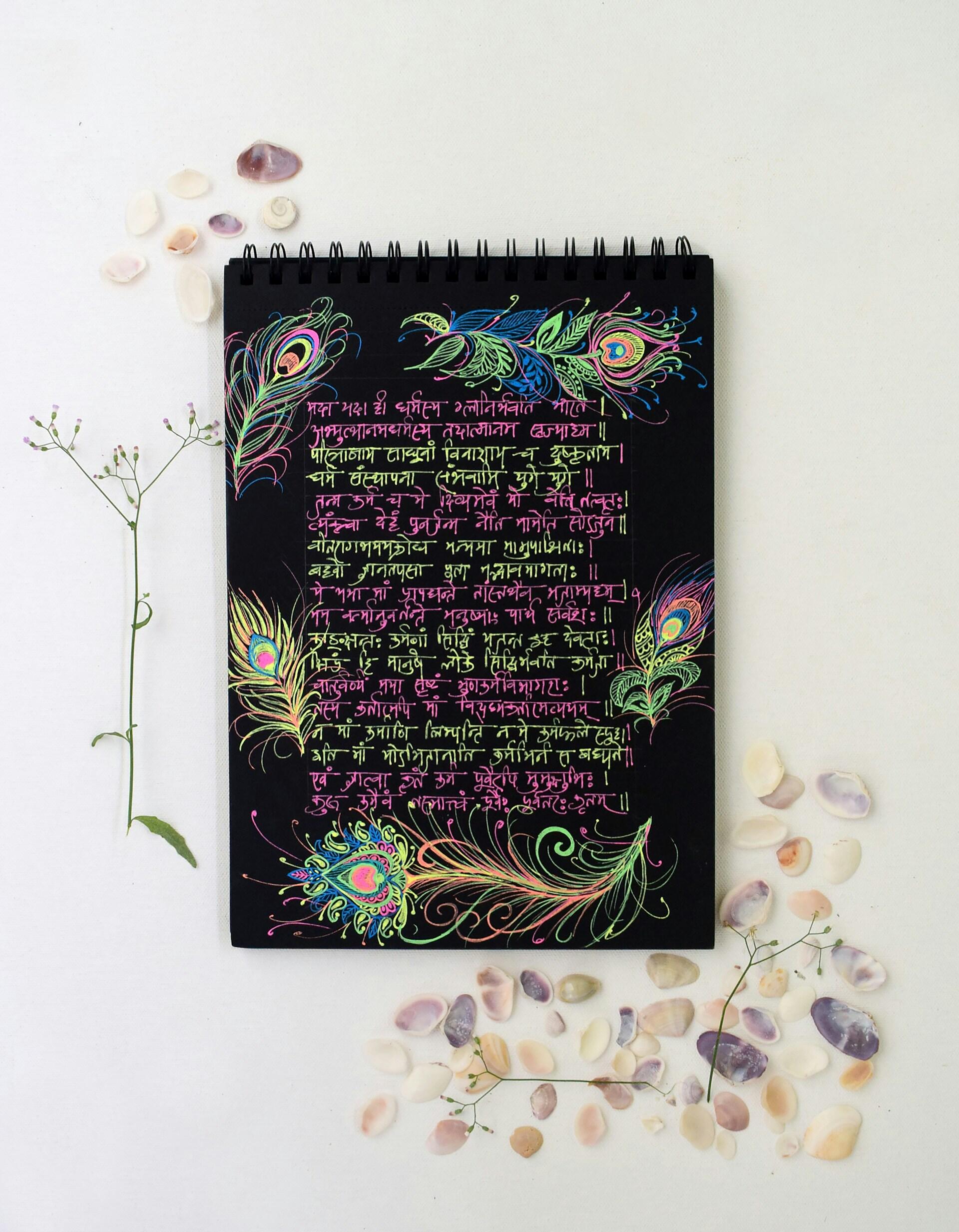 Indische Schrift auf schwarzem Papier