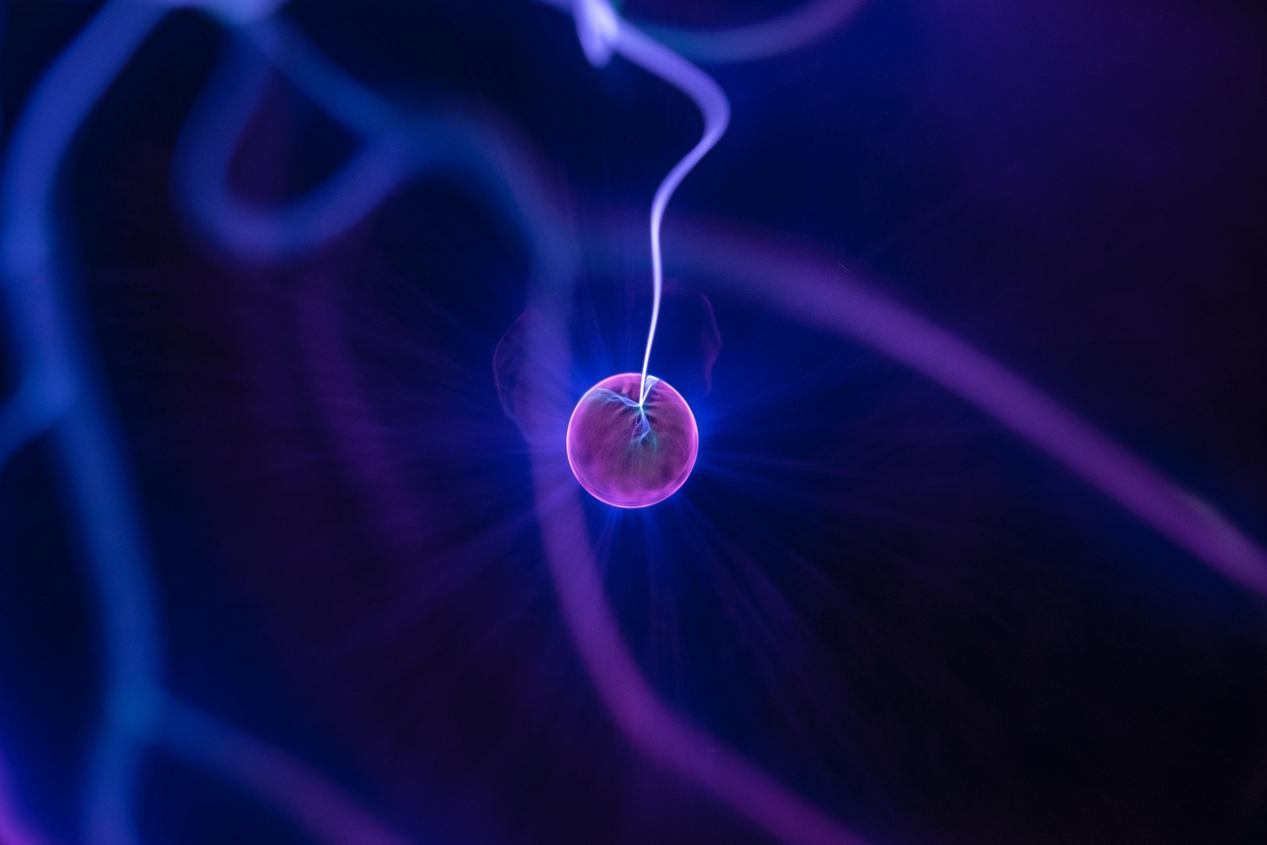 Ein Atom befindet sich im leeren Raum.