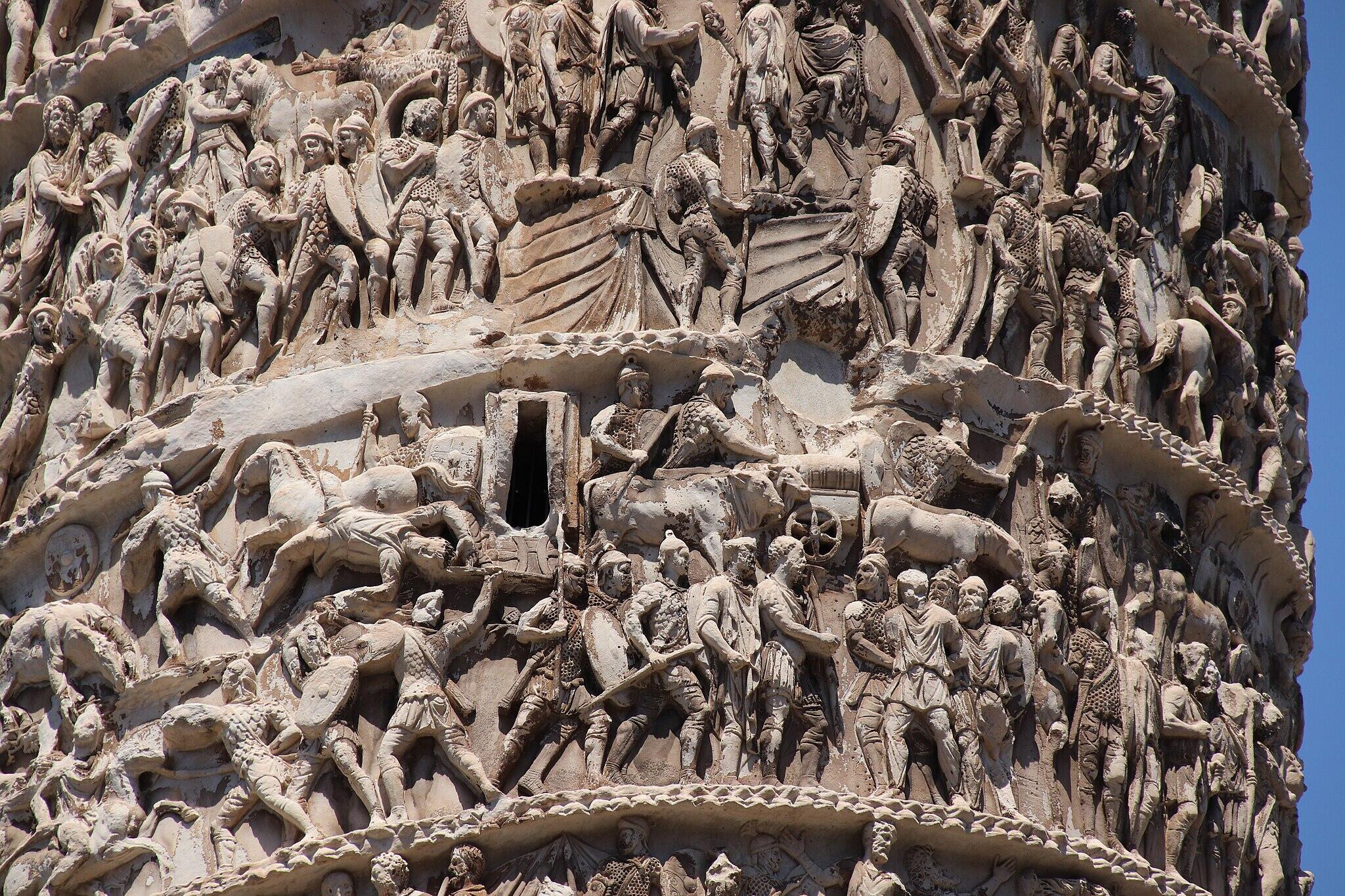 Ein Bild der Marcussäule mit vielen steinernen Figuren.
